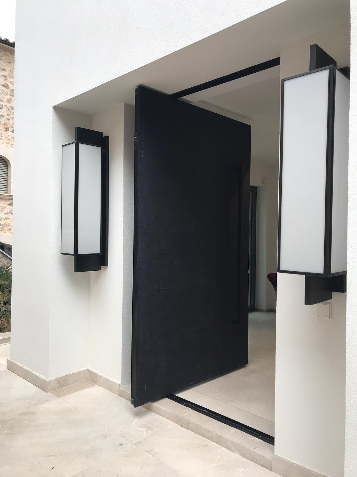 Aluminium pivot door in a private home in Santa Ponça with FritsJurgens System M pivot hinge system inside
