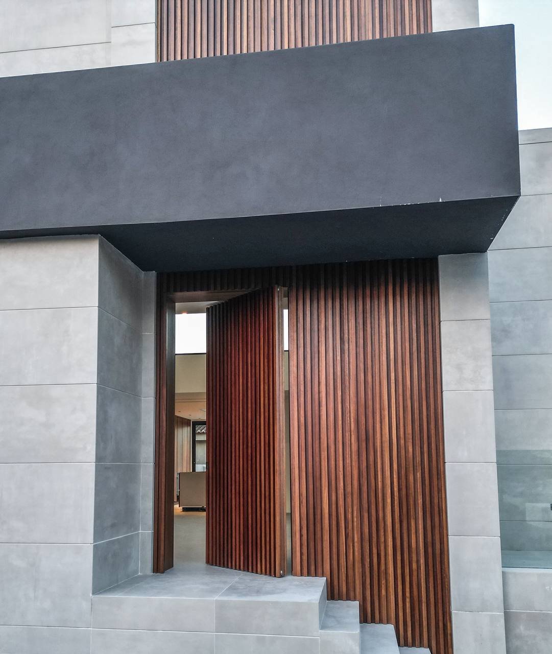 Wooden pivot door in a private home in Oliva with FritsJurgens System M+ pivot hinge system inside