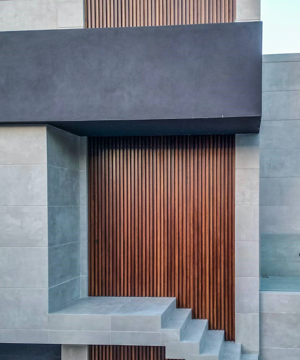 Wooden pivot door in a private home in Oliva with FritsJurgens System M+ pivot hinge system inside