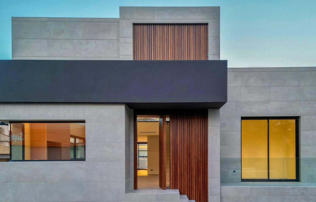 Wooden pivot door in a private home in Oliva with FritsJurgens System M+ pivot hinge system inside
