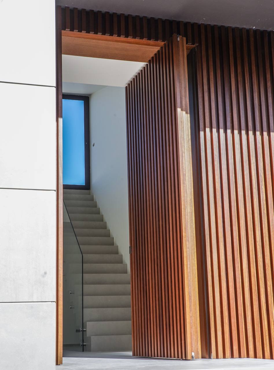 Wooden pivot door in a private home in Oliva with FritsJurgens System M+ pivot hinge system inside