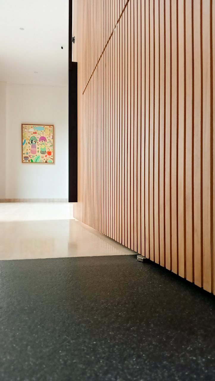 Wooden pivot door in a private home in Jakarta with FritsJurgens System M+ pivot hinge system inside
