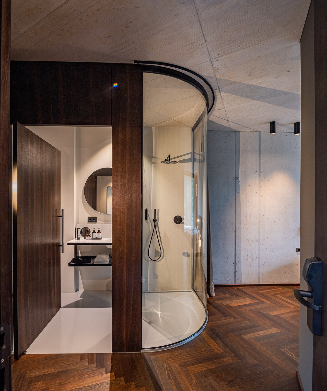 Wooden pivot door in a hotel in Brixlegg with FritsJurgens System M pivot hinge system inside