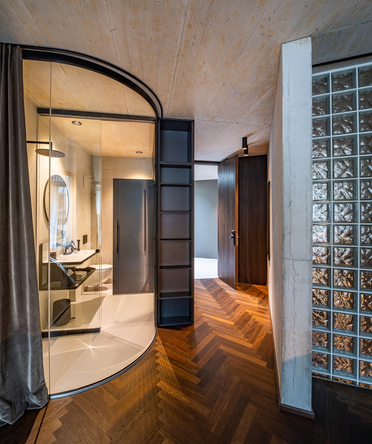 Wooden pivot door in a hotel in Brixlegg with FritsJurgens System M pivot hinge system inside