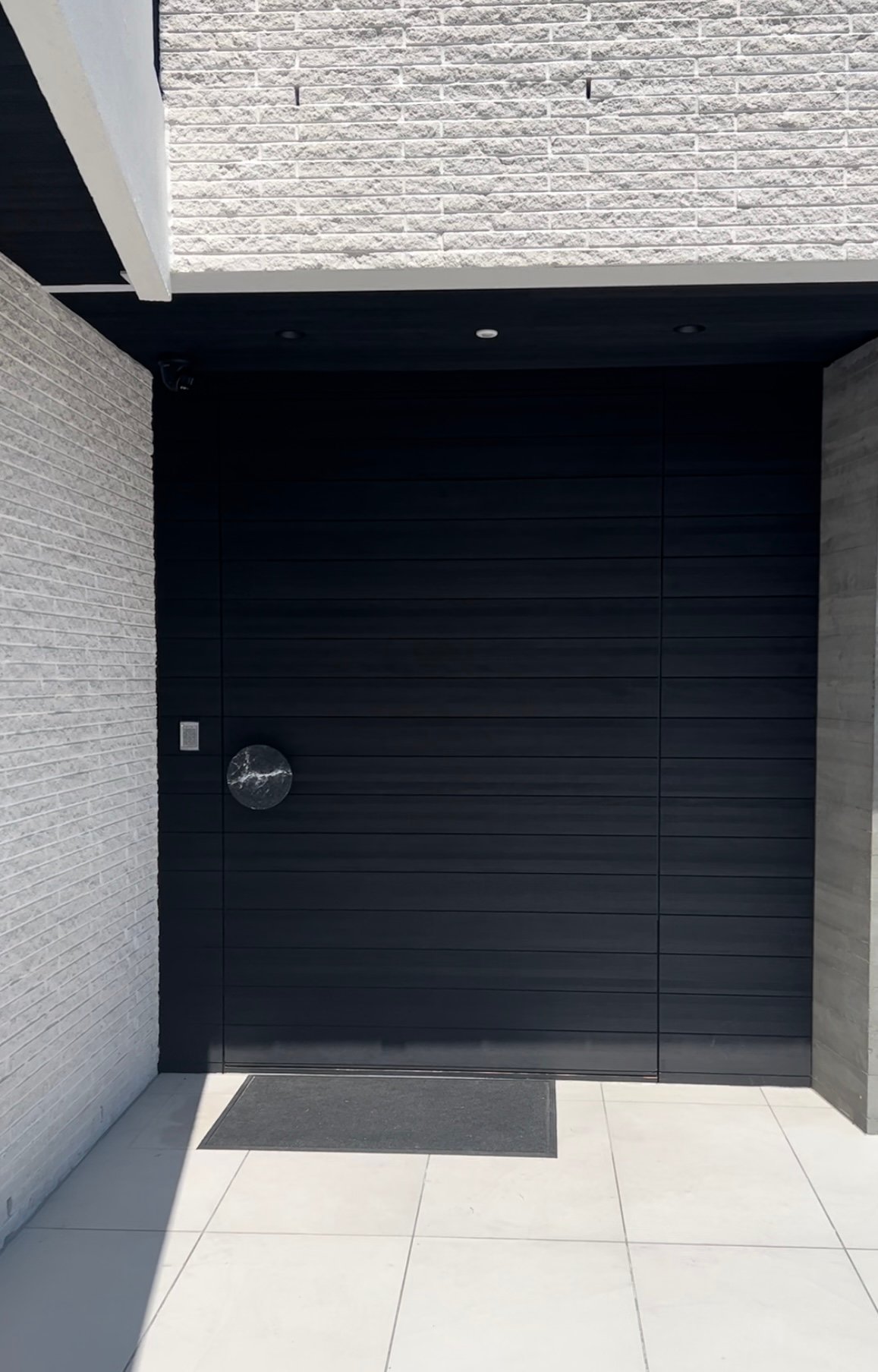 Wooden pivot door in a private home in Melbourne with FritsJurgens System M+ pivot hinge system inside