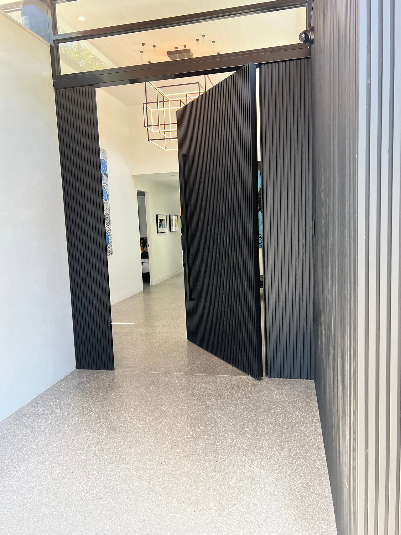 Pivottür aus Holz in einem Privathaus in Melbourne mit FritsJurgens System M+ Pivot-Scharniersystem im Inneren