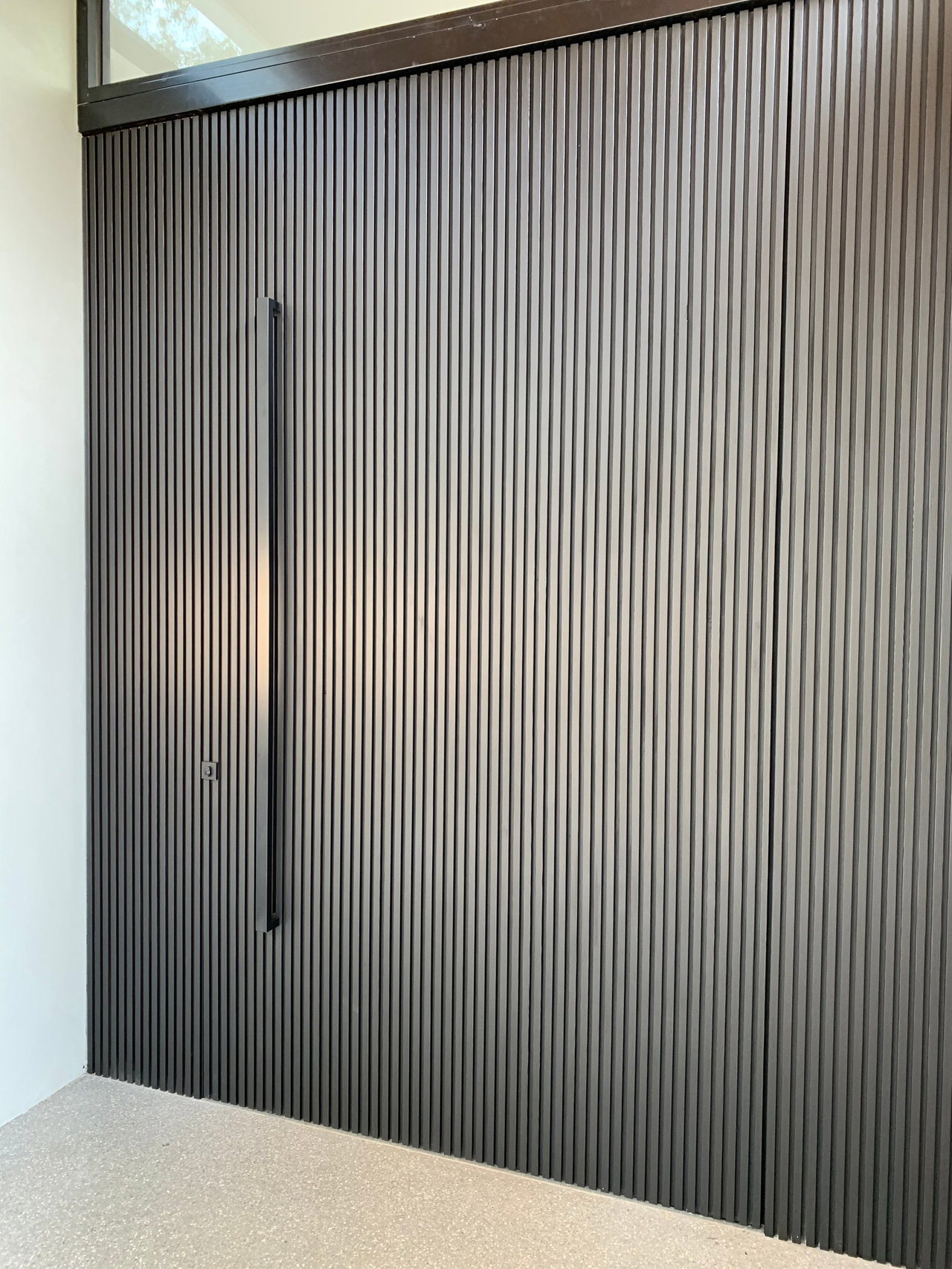 Pivottür aus Holz in einem Privathaus in Melbourne mit FritsJurgens System M+ Pivot-Scharniersystem im Inneren