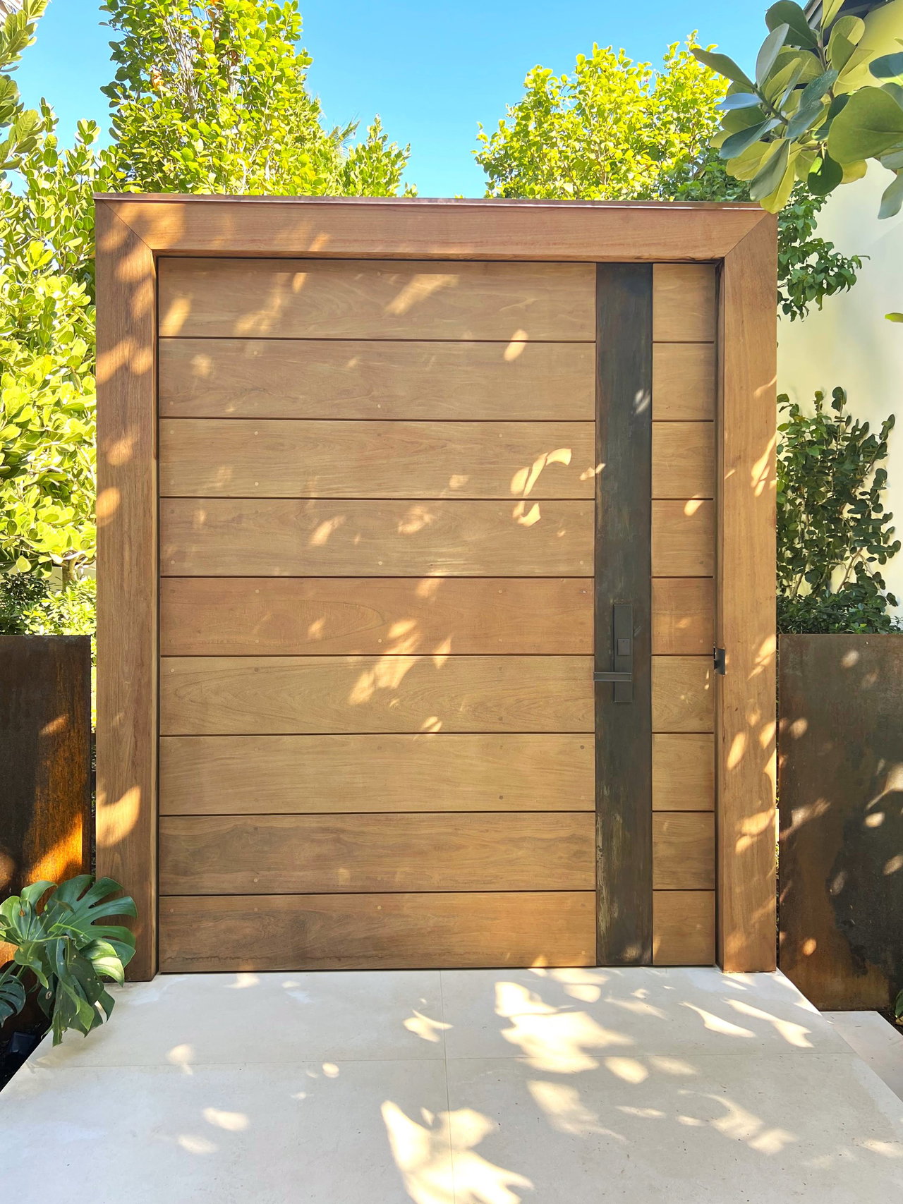 Wooden pivot door in a private home in Gulf Stream with FritsJurgens System M+ pivot hinge system inside