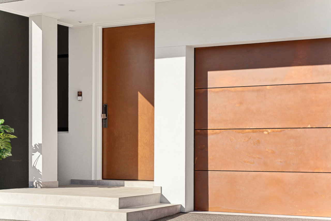 Pivottür aus Holz in einem Privathaus in Sydney mit FritsJurgens System M+ Pivot-Scharniersystem im Inneren