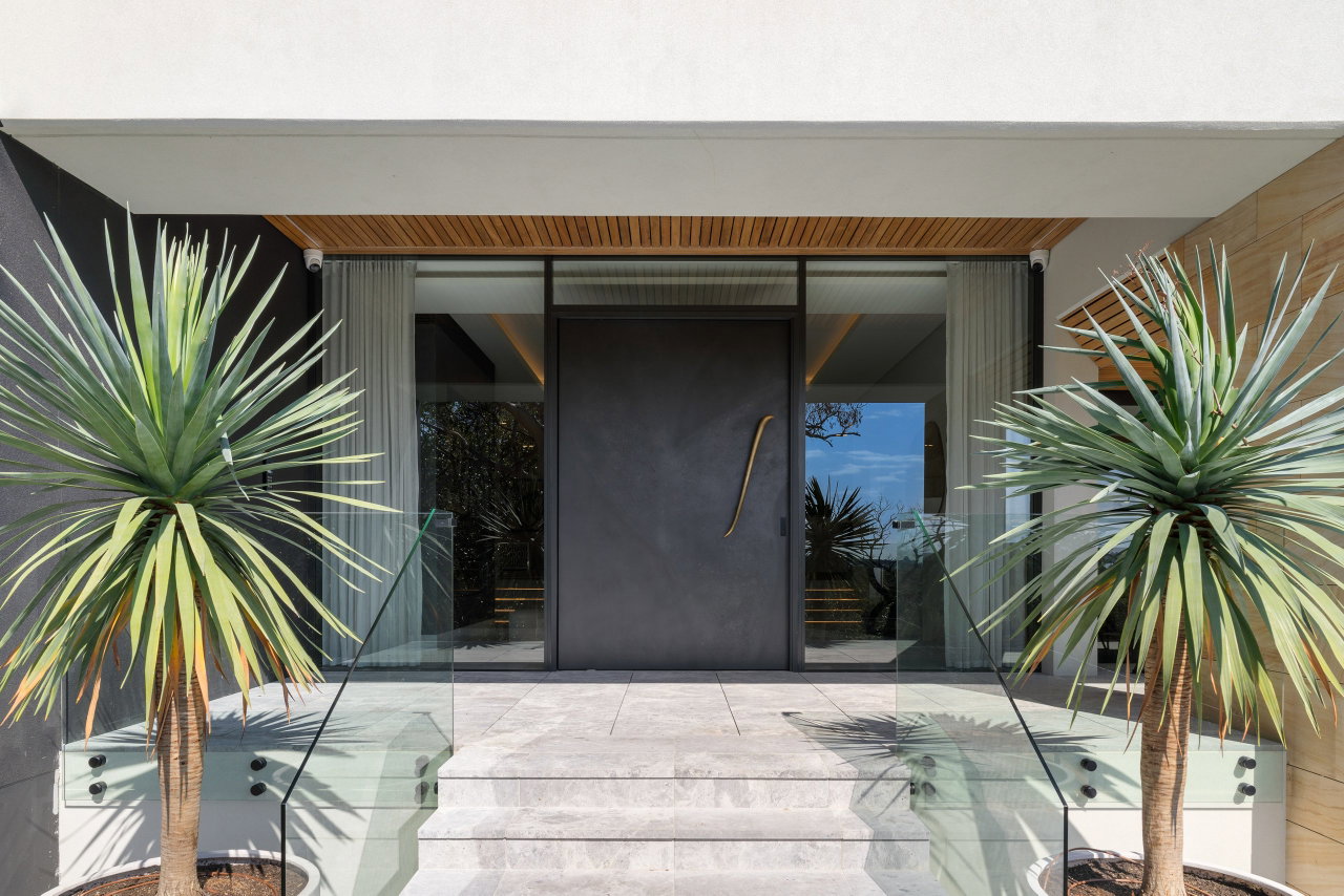 Pivot door in a private home in Sydney with FritsJurgens System M+ pivot hinge system inside