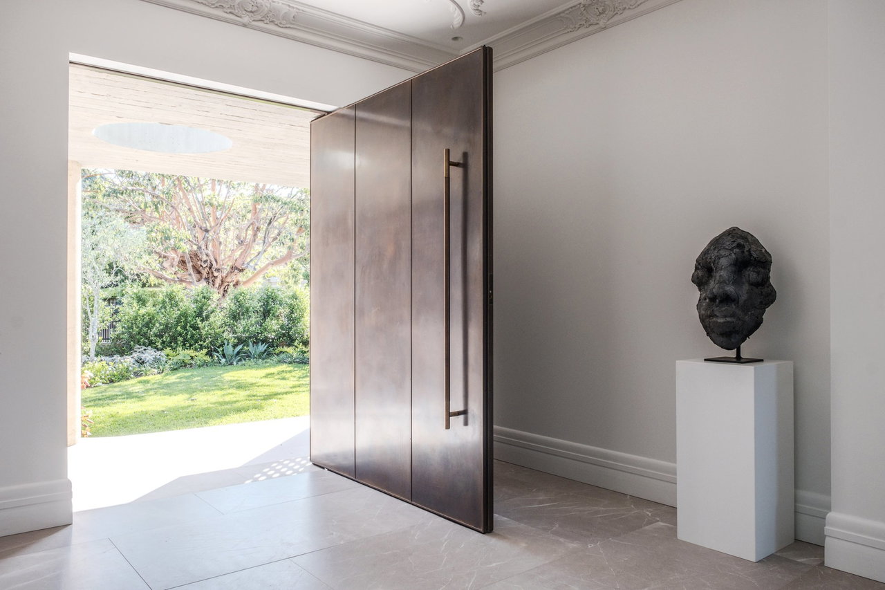 Steel pivot door in a private home in Sydney with FritsJurgens System M+ pivot hinge system inside