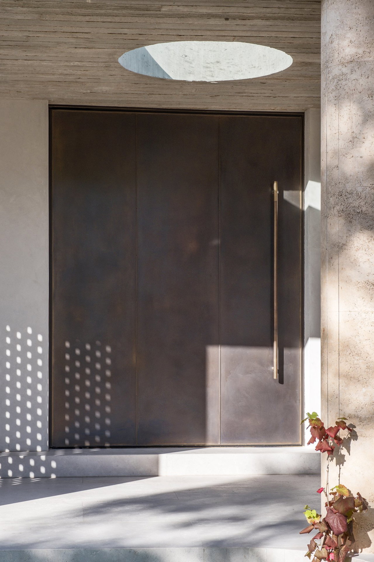 Steel pivot door in a private home in Sydney with FritsJurgens System M+ pivot hinge system inside