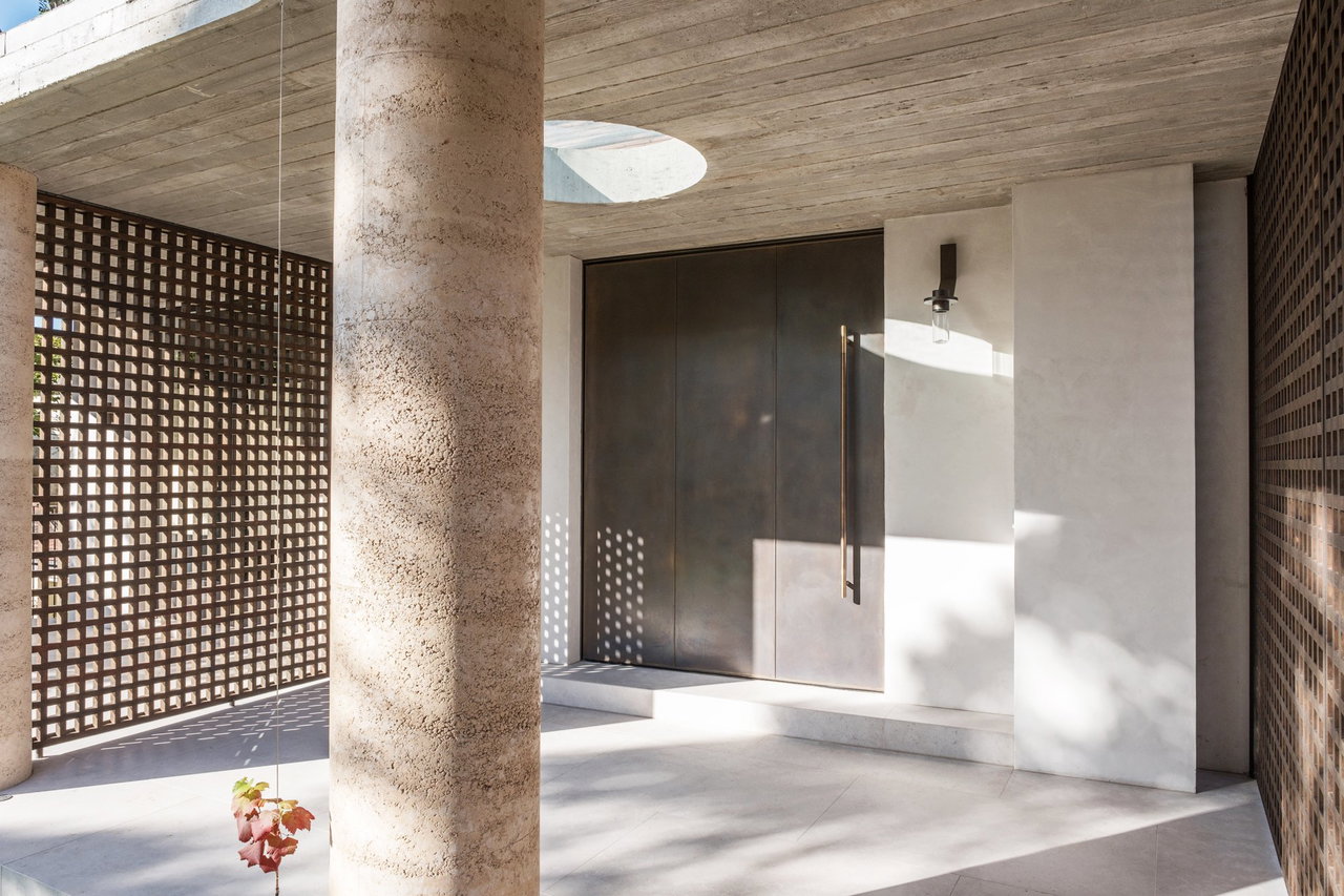 Steel pivot door in a private home in Sydney with FritsJurgens System M+ pivot hinge system inside