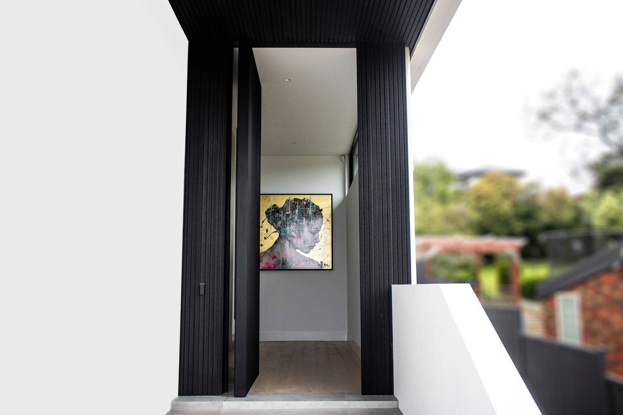 Composite pivot door in a private home in Melbourne with FritsJurgens System M+ pivot hinge system inside
