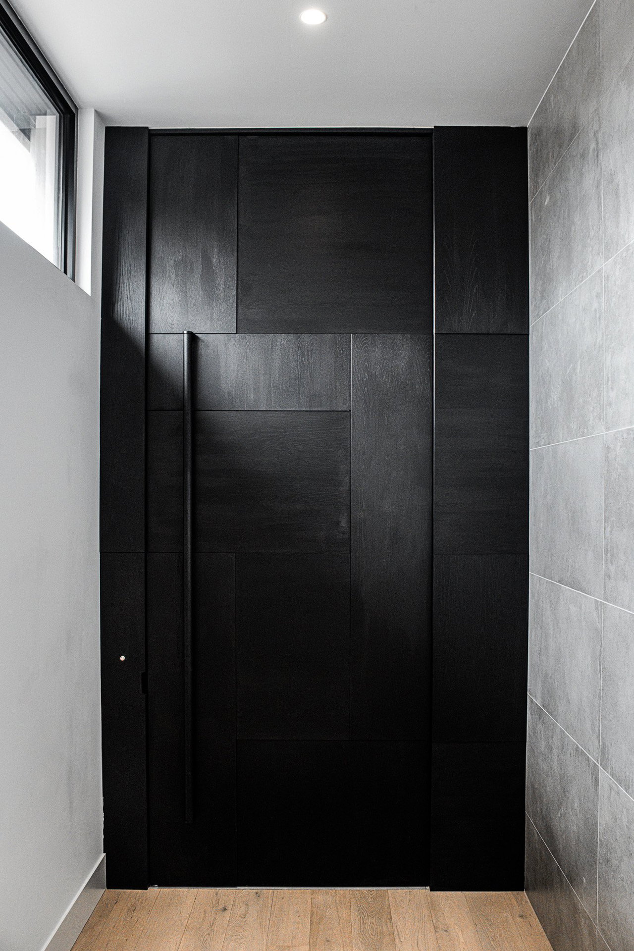 Composite pivot door in a private home in Melbourne with FritsJurgens System M+ pivot hinge system inside