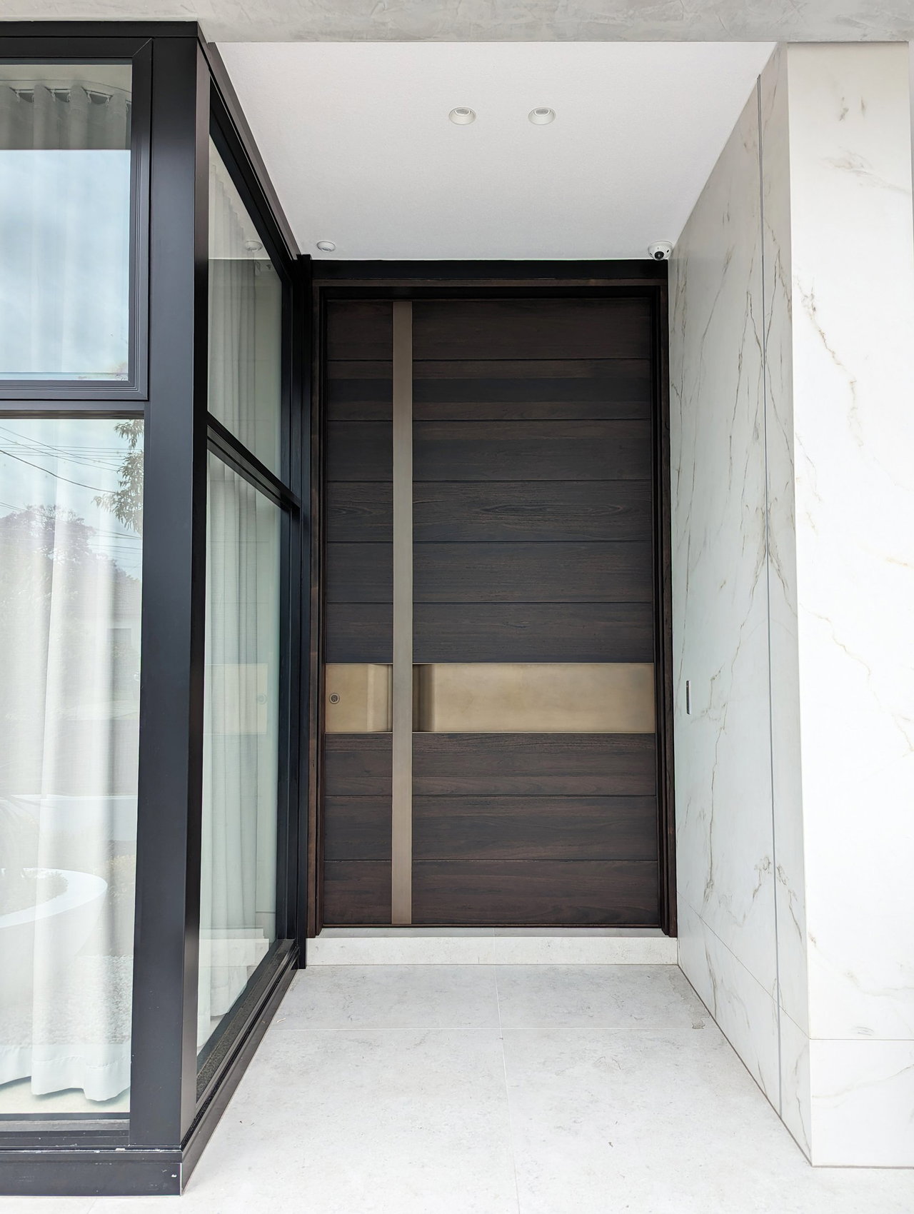 Wooden pivot door in a private home in Sydney with FritsJurgens System M+ pivot hinge system inside