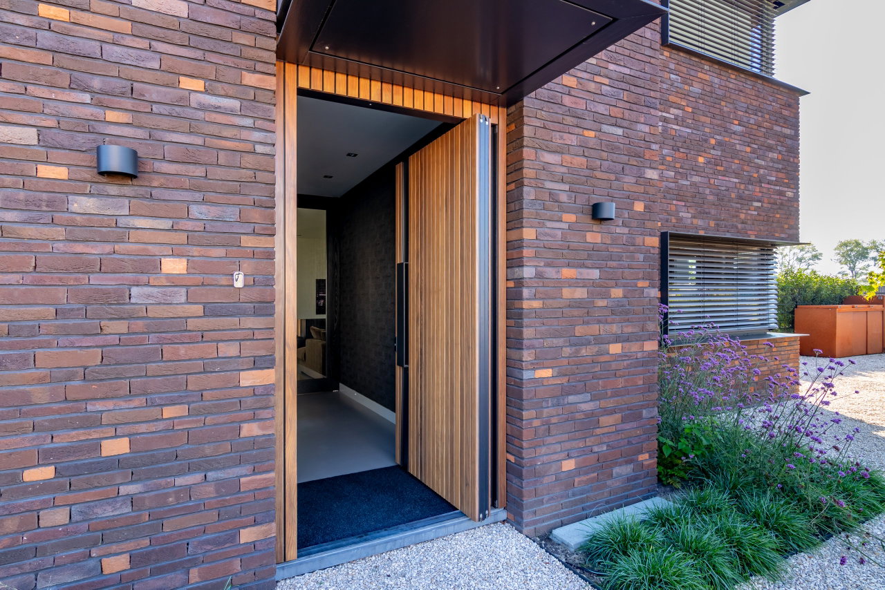Wooden pivot door in a private home with FritsJurgens System 3 pivot hinge system inside