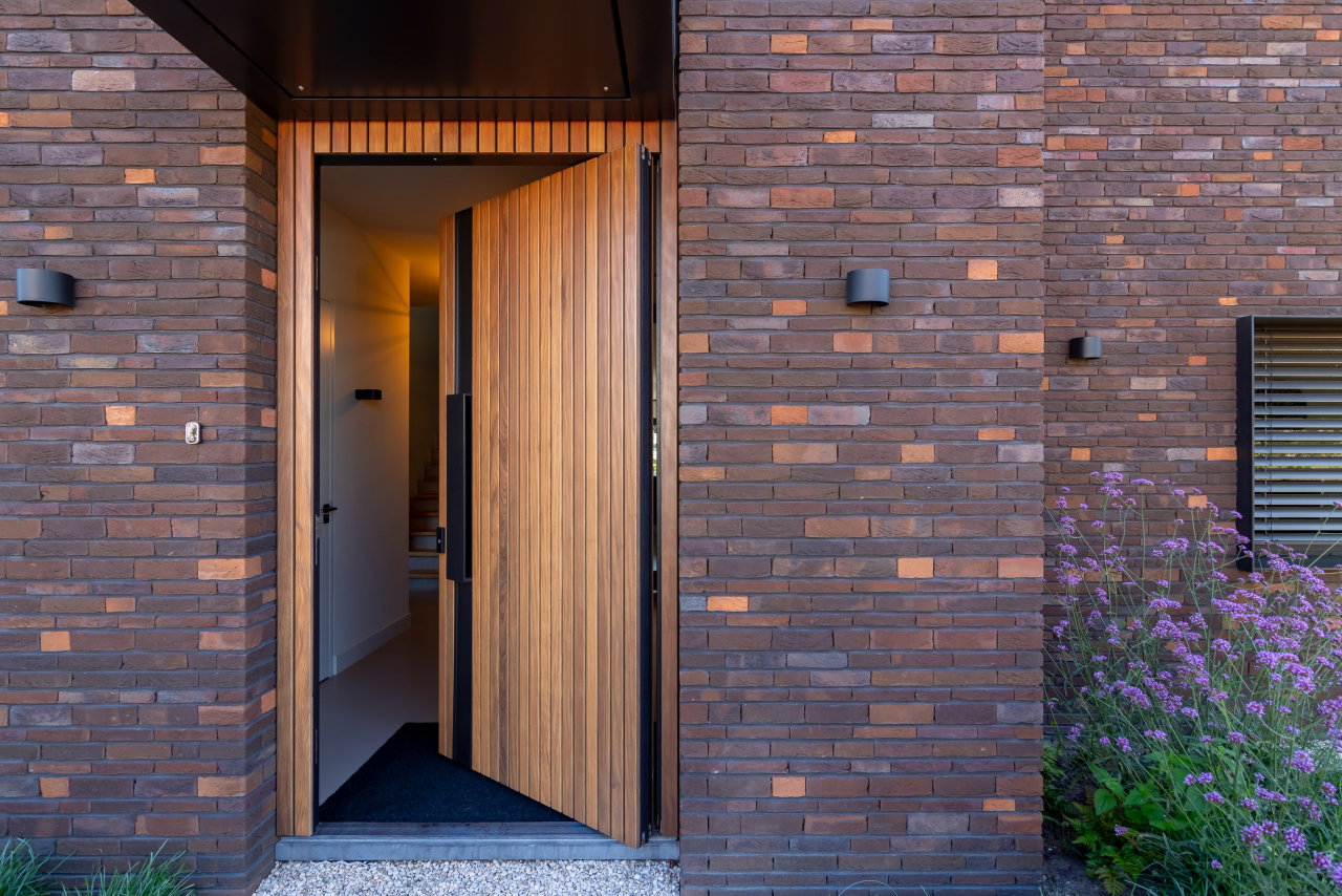 Wooden pivot door in a private home with FritsJurgens System 3 pivot hinge system inside