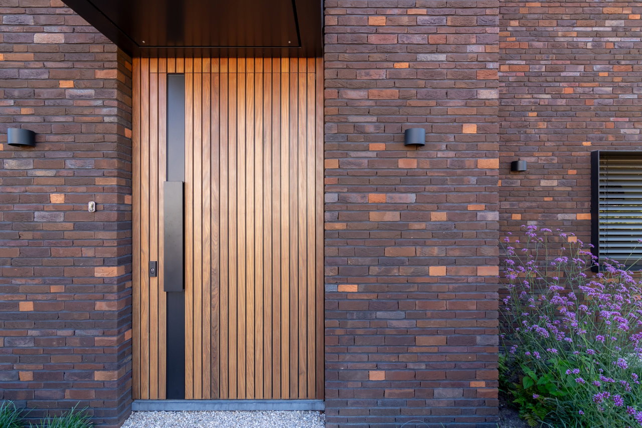Wooden pivot door in a private home with FritsJurgens System 3 pivot hinge system inside