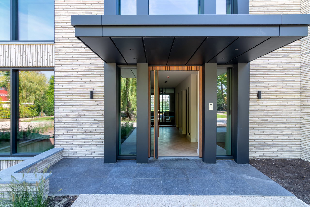 Wooden pivot door in a private home with FritsJurgens System 3 pivot hinge system inside