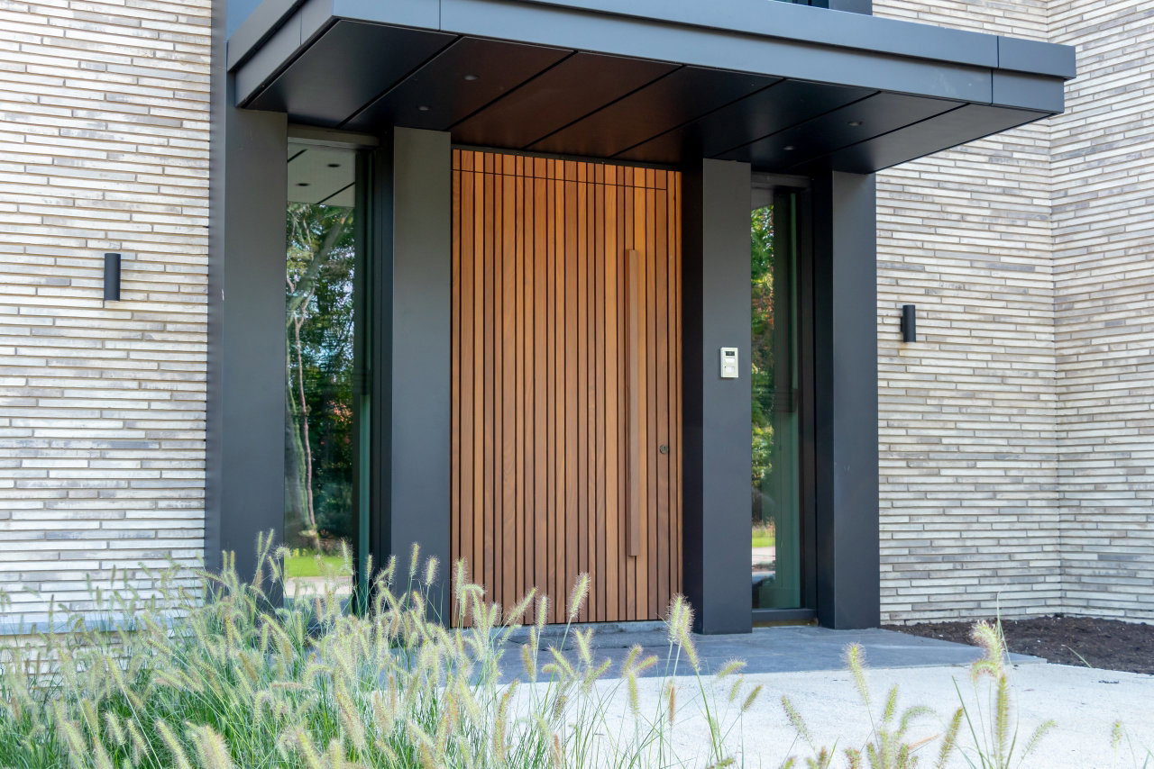 Wooden pivot door in a private home with FritsJurgens System 3 pivot hinge system inside