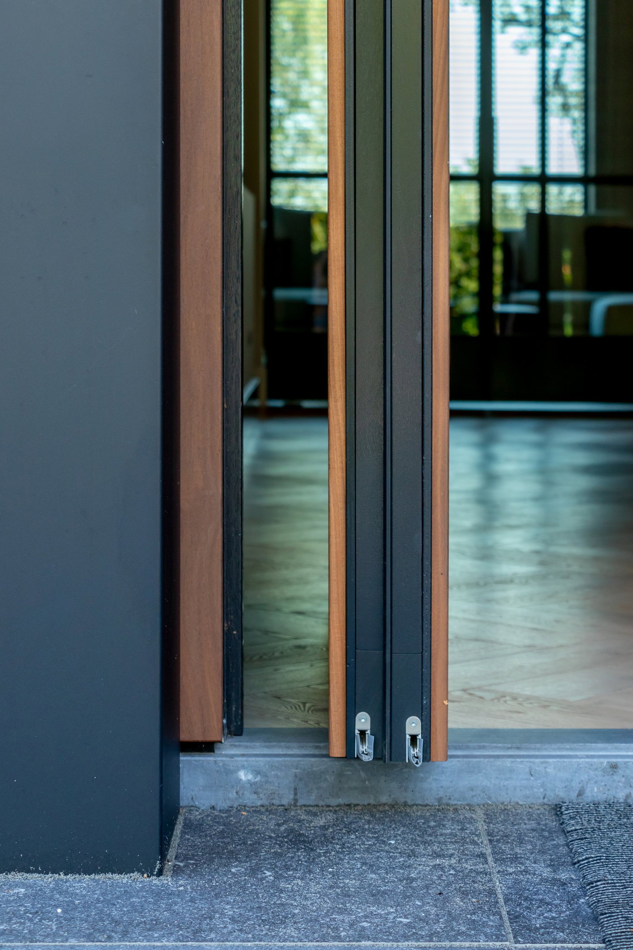 Wooden pivot door in a private home with FritsJurgens System 3 pivot hinge system inside