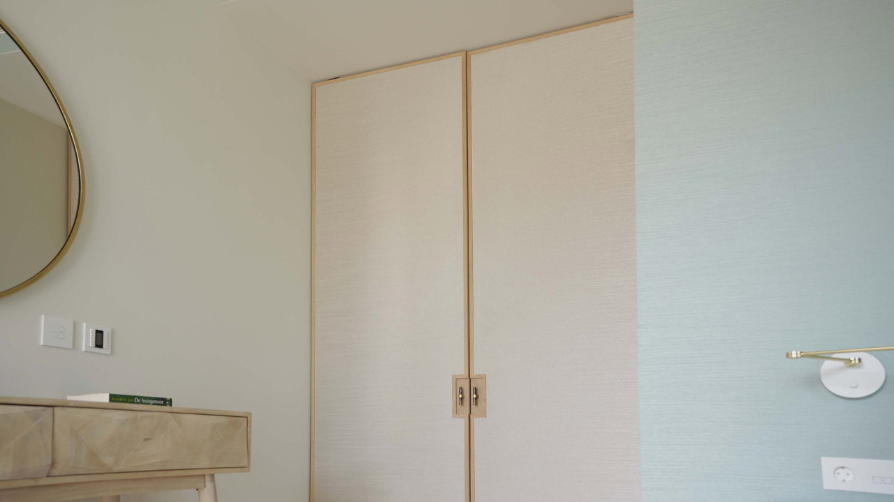 Puerta pivotante de madera en una casa privada en Cascais con bisagra pivotante FritsJurgens System One en el interior