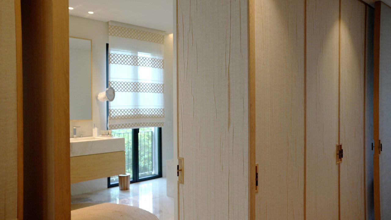Puerta pivotante de madera en una casa privada en Cascais con bisagra pivotante FritsJurgens System One en el interior