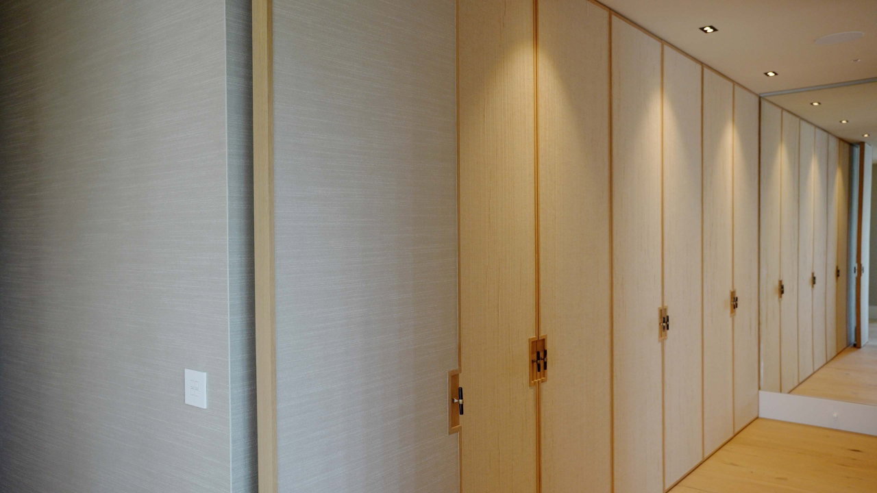 Puerta pivotante de madera en una casa privada en Cascais con bisagra pivotante FritsJurgens System One en el interior
