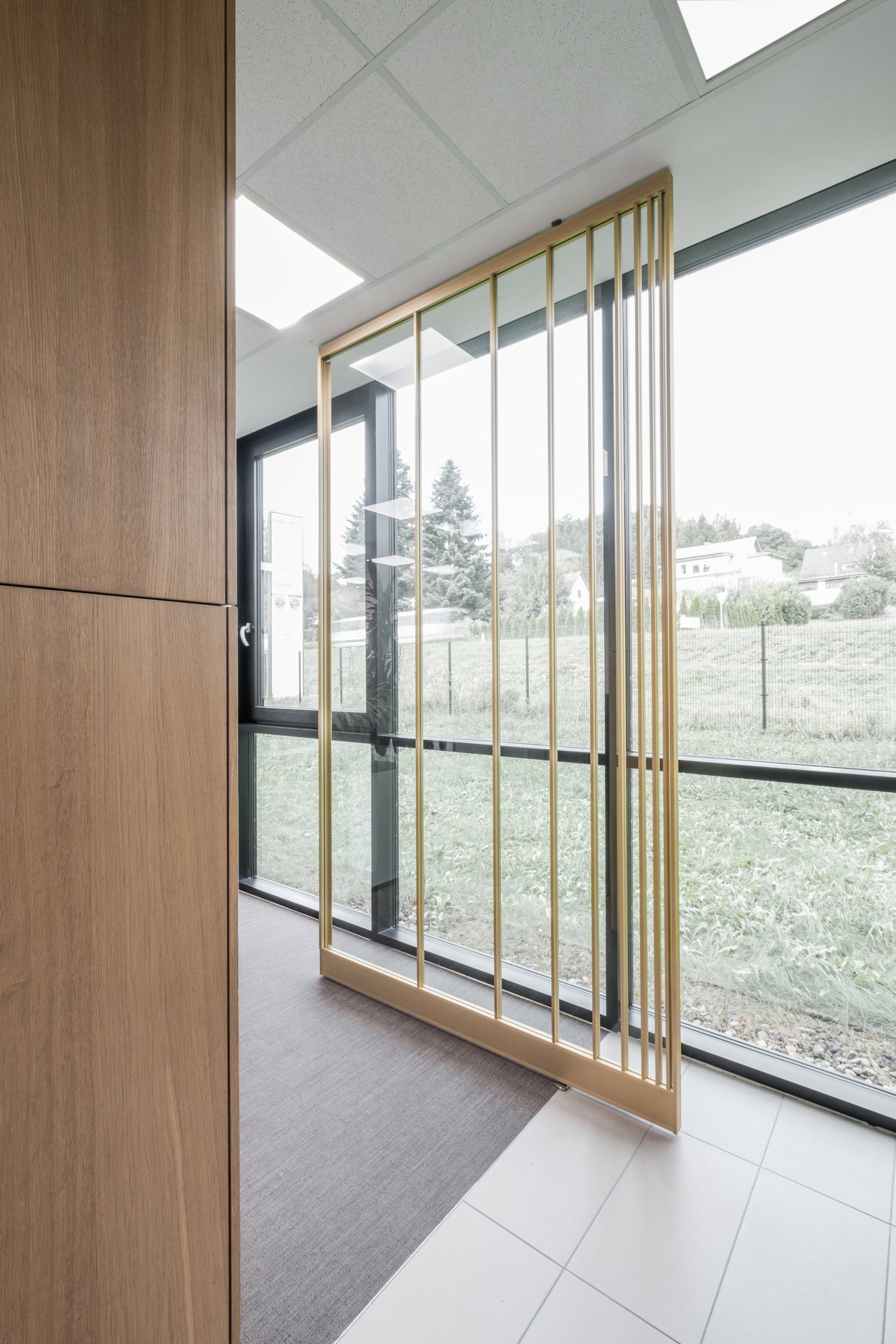 Steel and glass pivot door in an office in Gleisdorf with FritsJurgens System M pivot hinge system inside