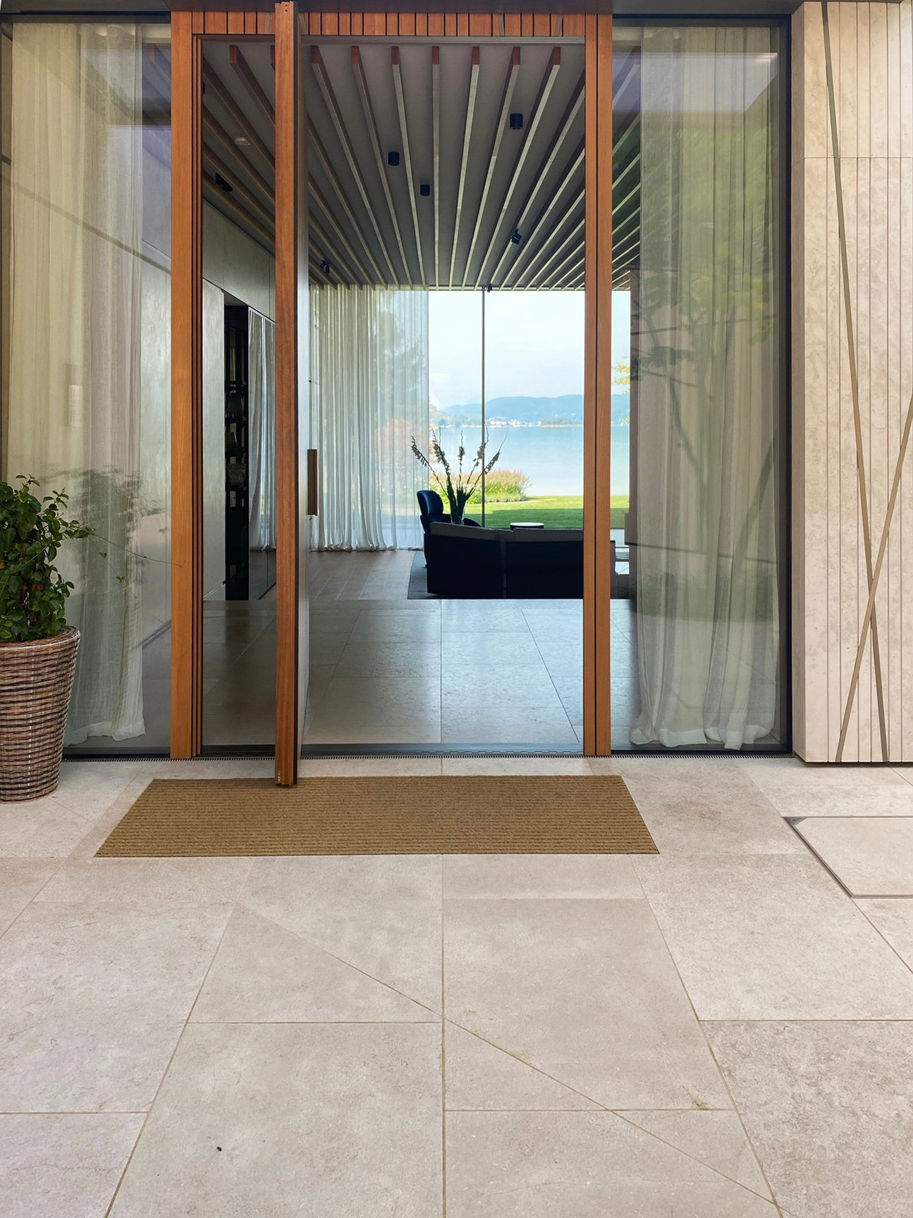 Wooden pivot door in a private home in Pörtschach am Wörthersee with FritsJurgens System M pivot hinge system inside