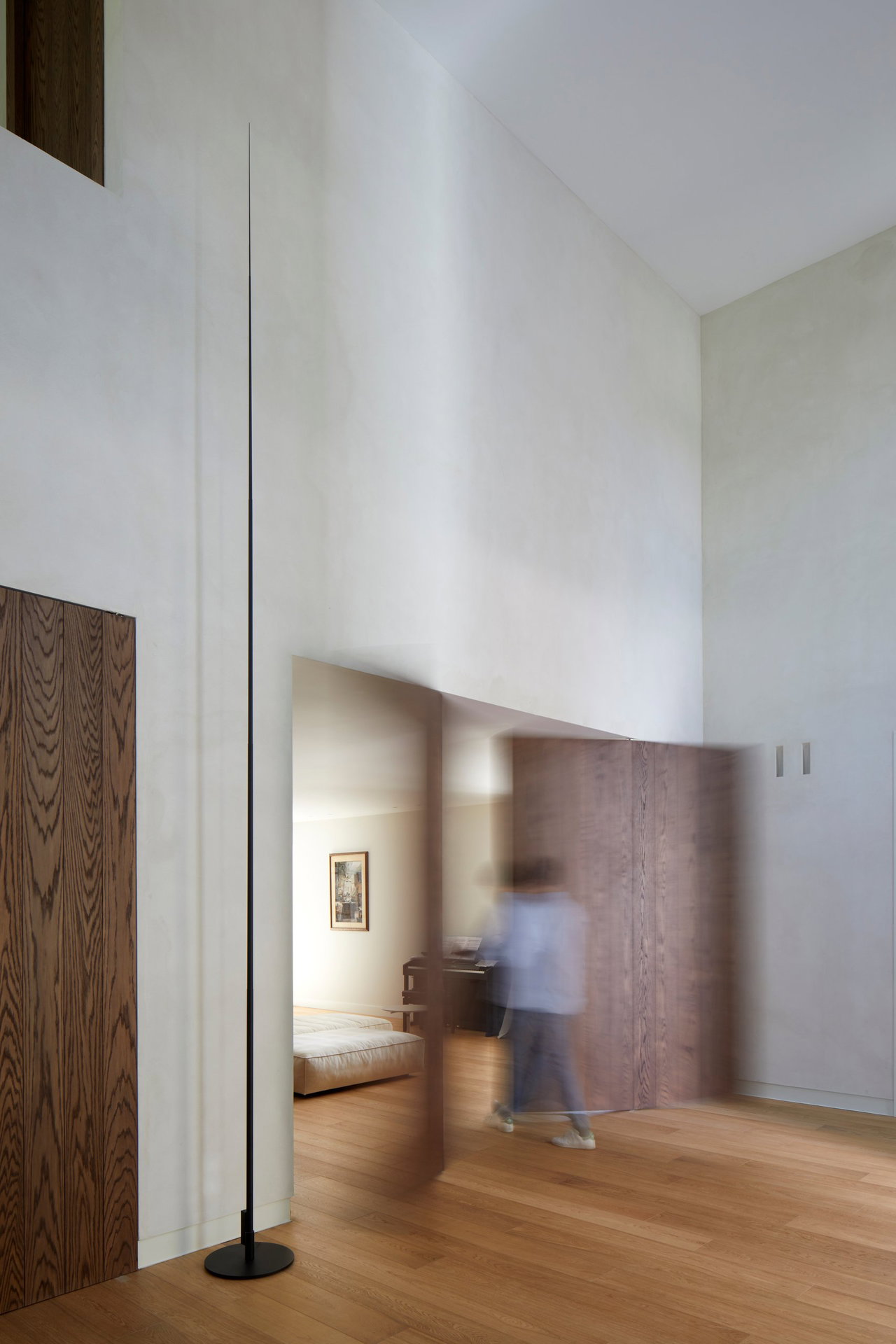 Wooden pivot door in a private home in Valencia with FritsJurgens System 3 pivot hinge system inside