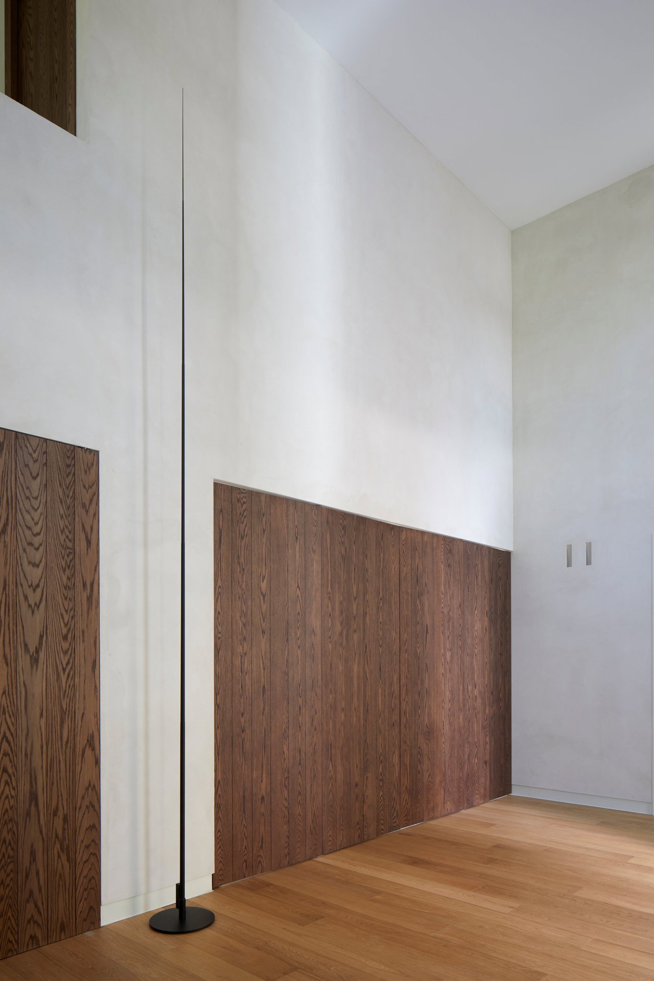 Wooden pivot door in a private home in Valencia with FritsJurgens System 3 pivot hinge system inside
