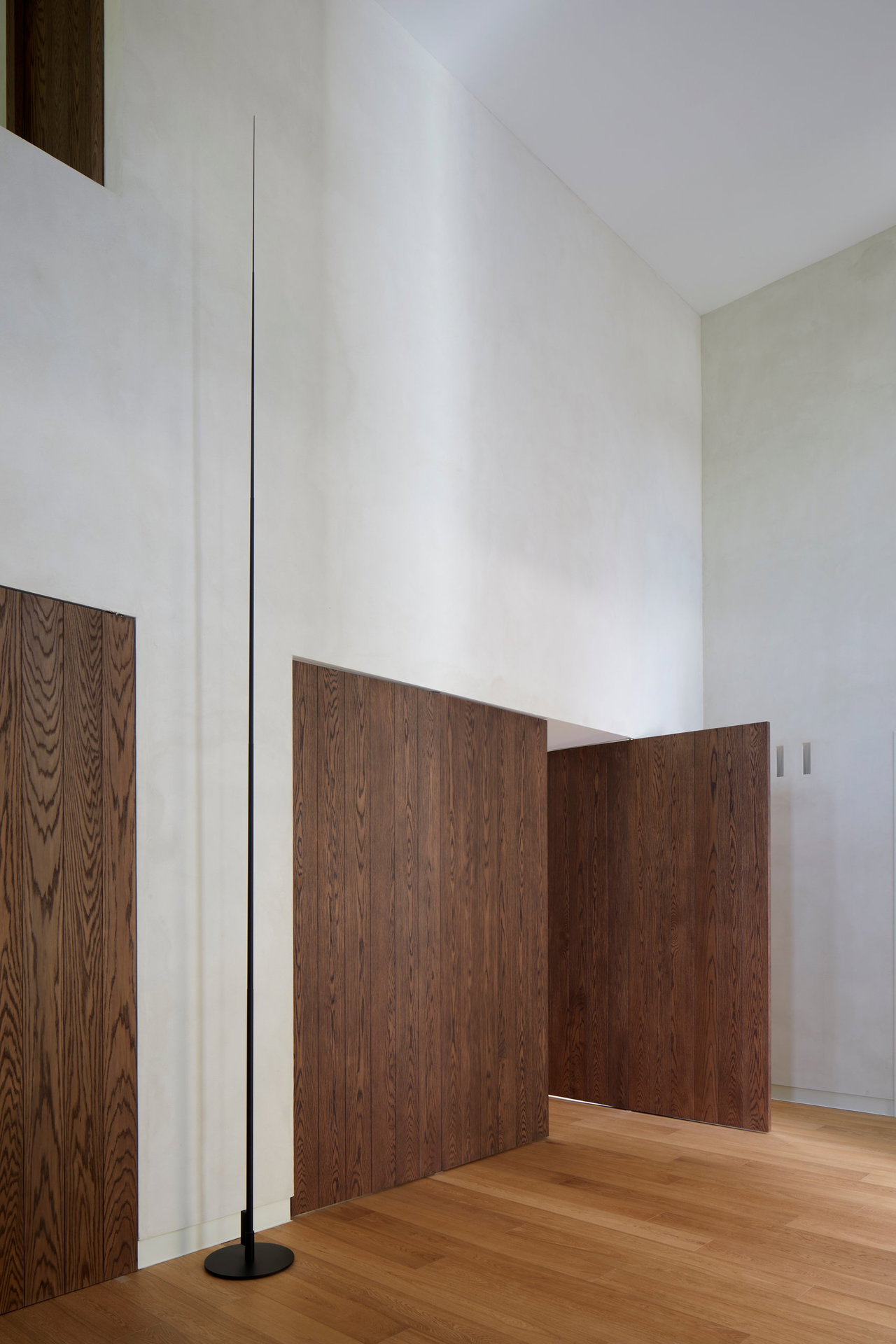 Wooden pivot door in a private home in Valencia with FritsJurgens System 3 pivot hinge system inside