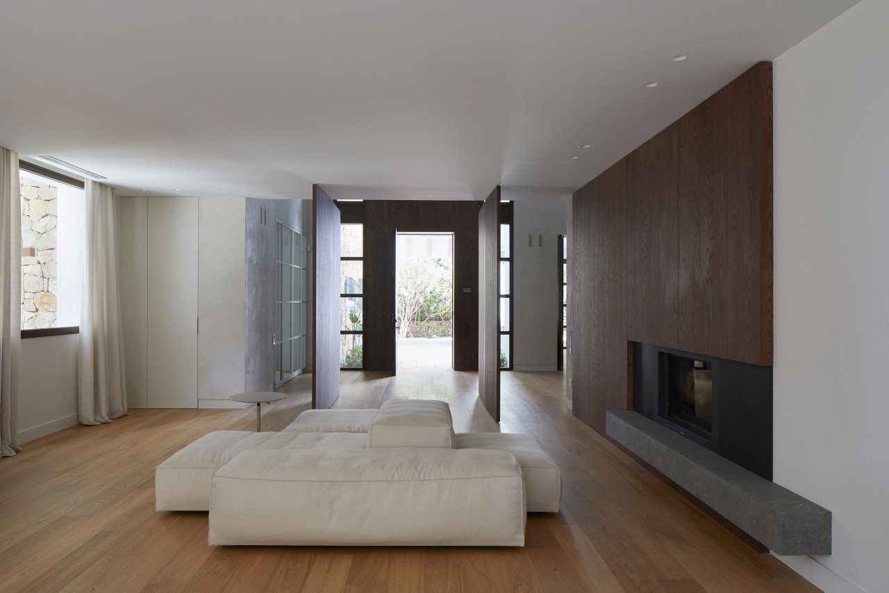 Wooden pivot door in a private home in Valencia with FritsJurgens System 3 pivot hinge system inside