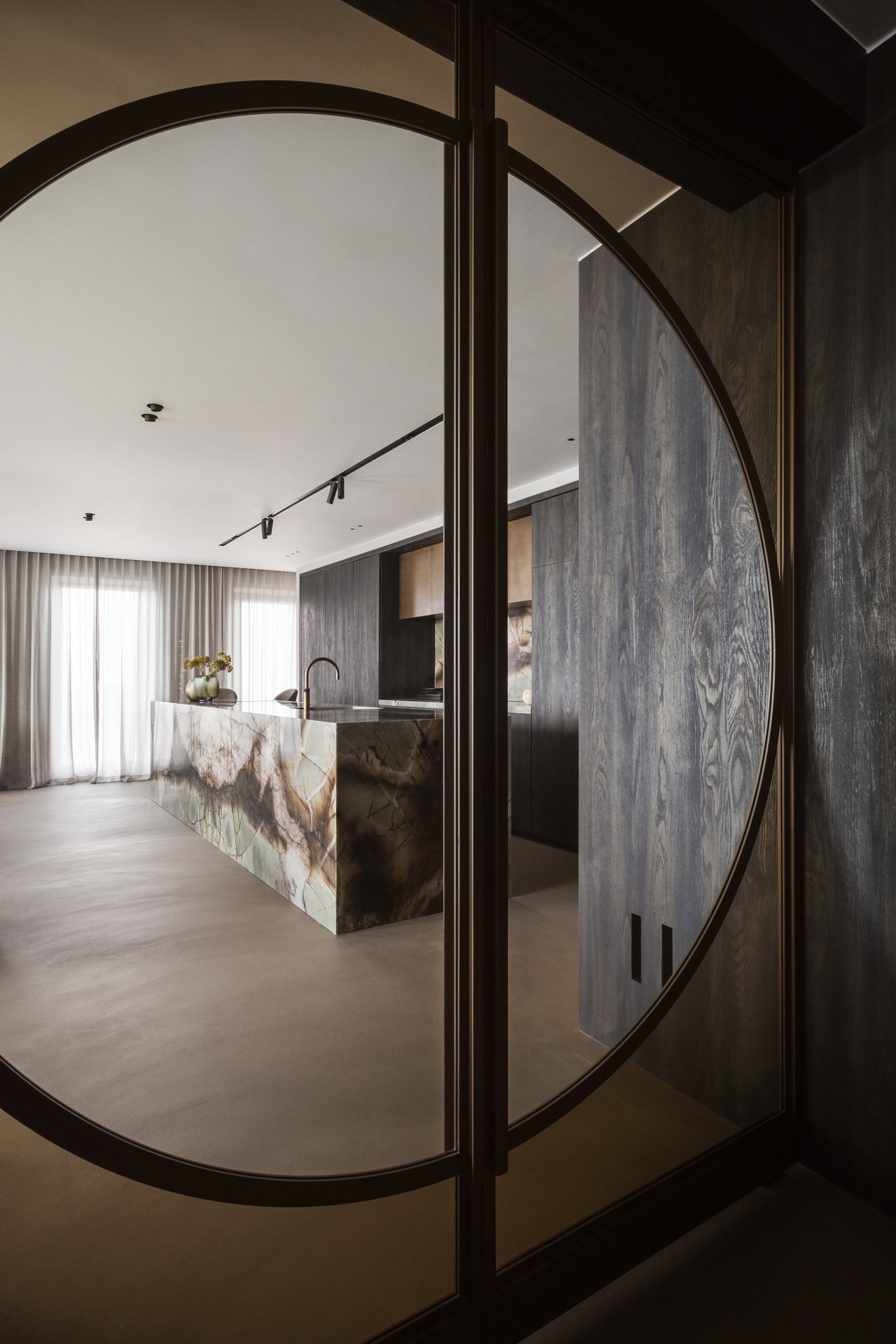 Pivottür aus Stahl und Glas in einem Privathaus in Rotterdam mit FritsJurgens System M+ Pivot-Scharniersystem im Inneren