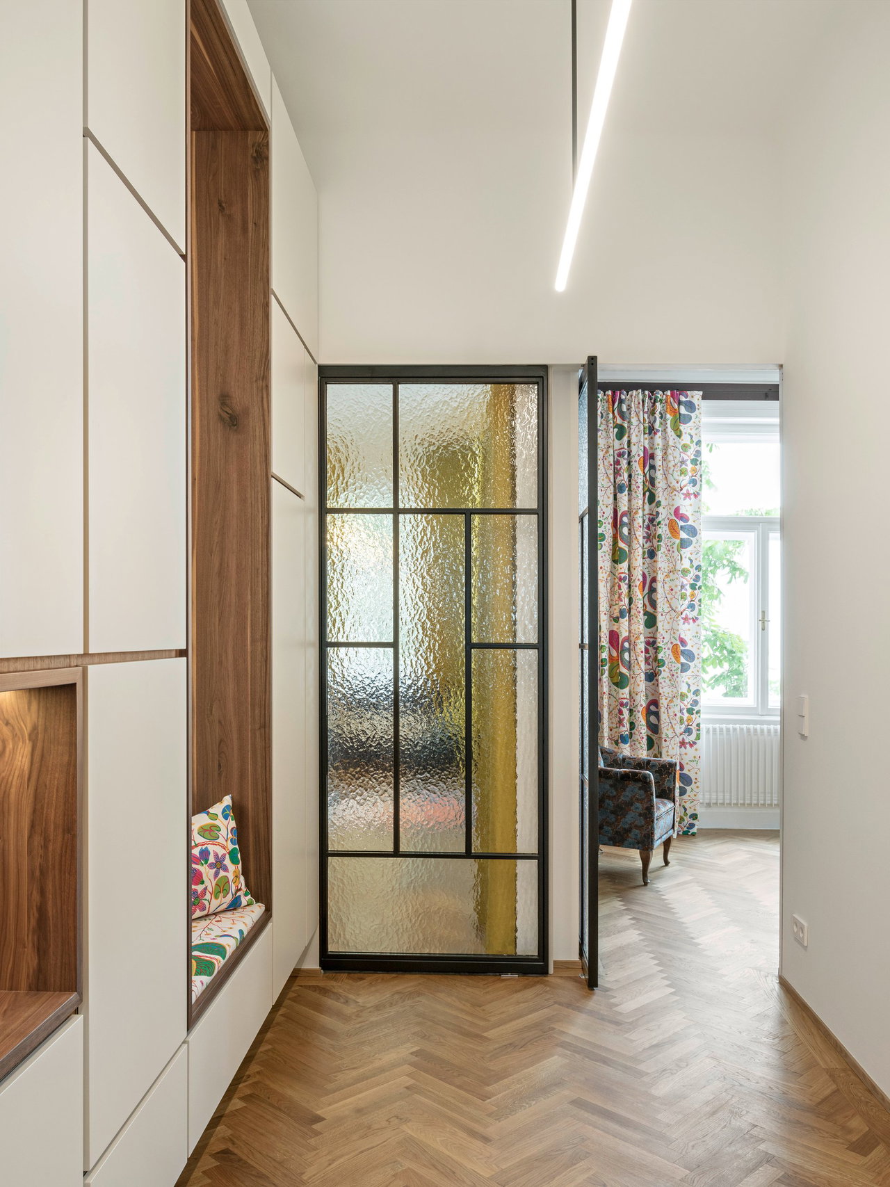 Pivottür aus Stahl und Glas in einem Privathaus in Vienna mit FritsJurgens System One Pivot-Scharniersystem im Inneren