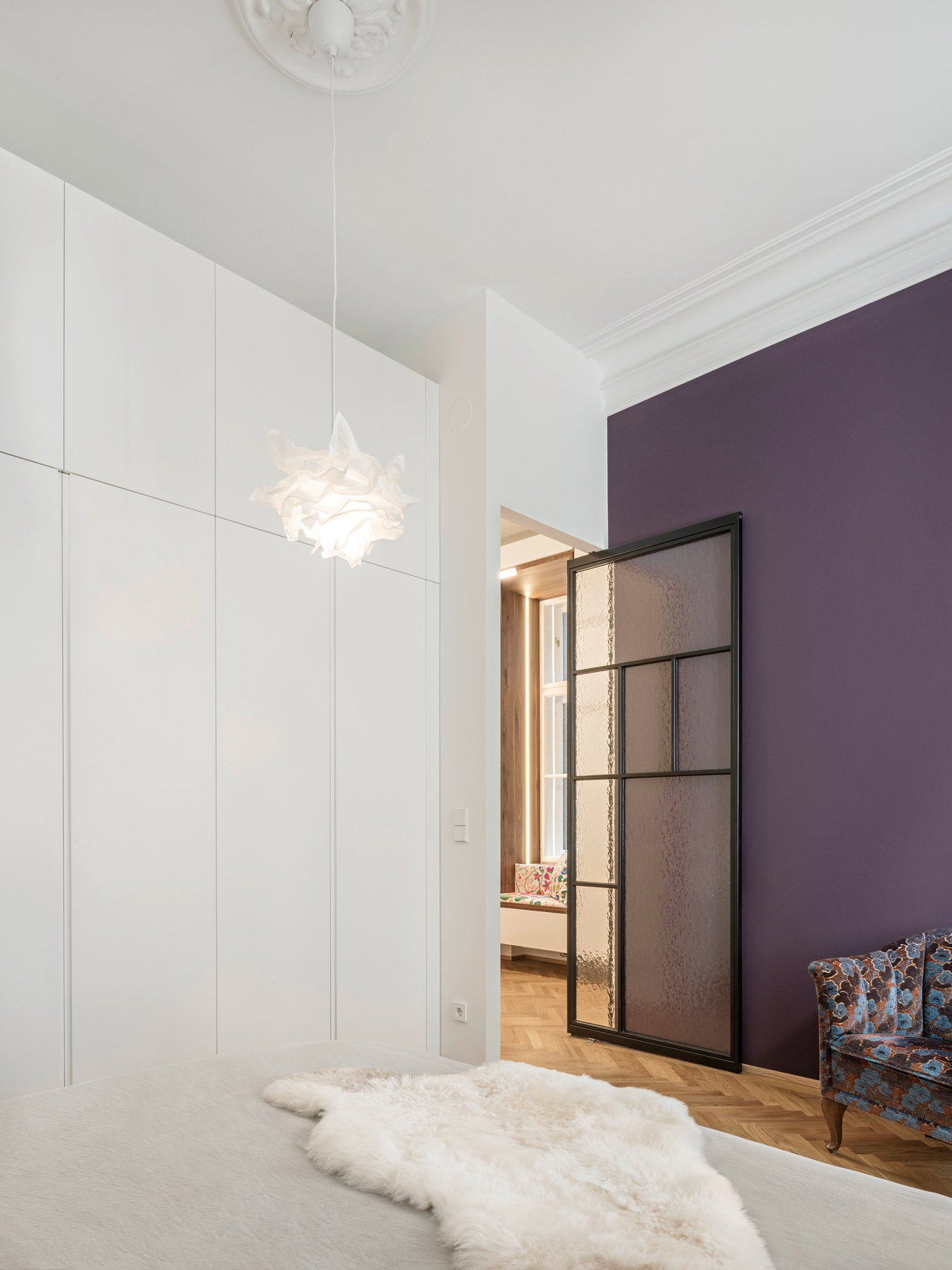 Pivottür aus Stahl und Glas in einem Privathaus in Vienna mit FritsJurgens System One Pivot-Scharniersystem im Inneren