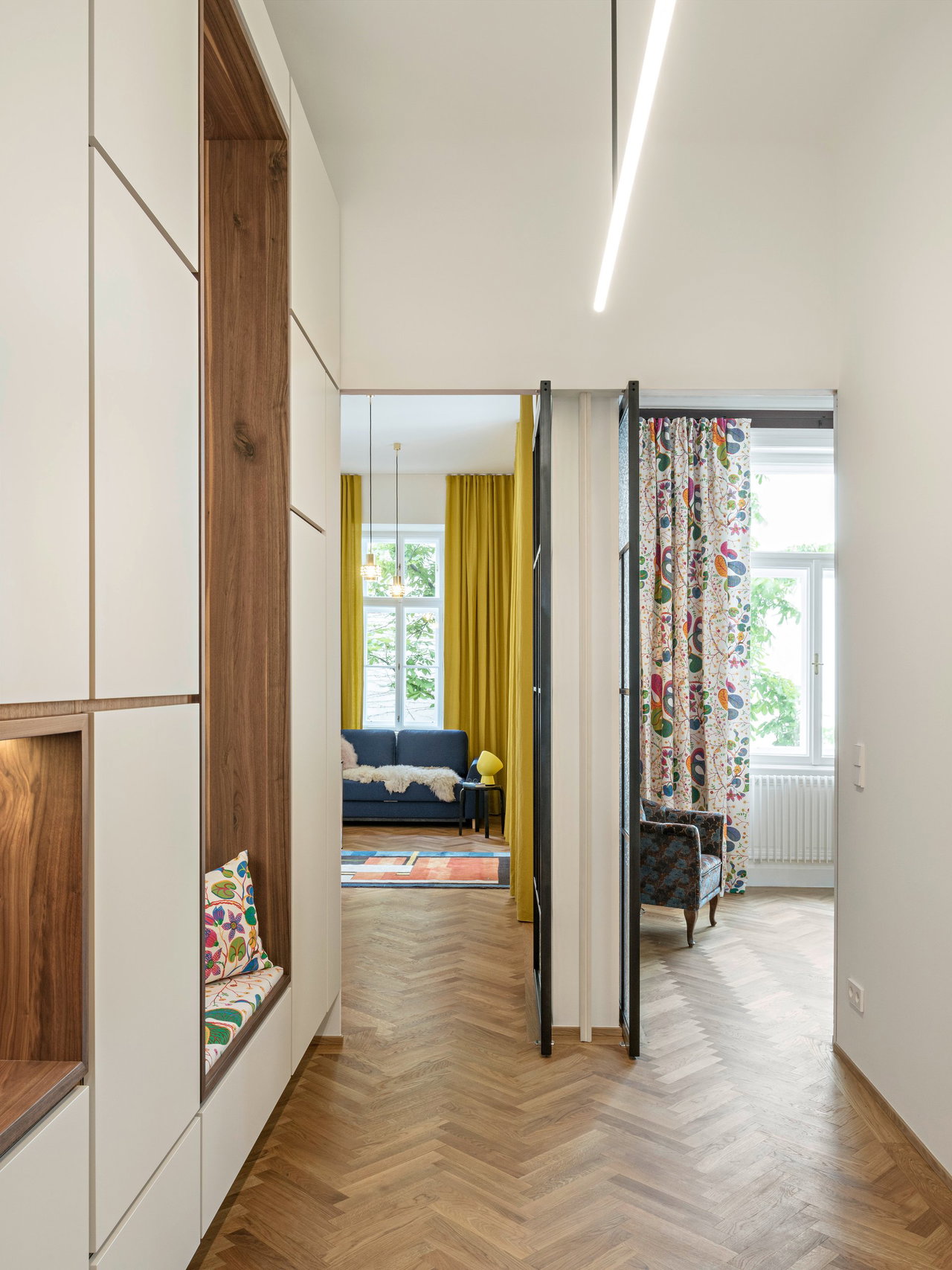 Pivottür aus Stahl und Glas in einem Privathaus in Vienna mit FritsJurgens System One Pivot-Scharniersystem im Inneren