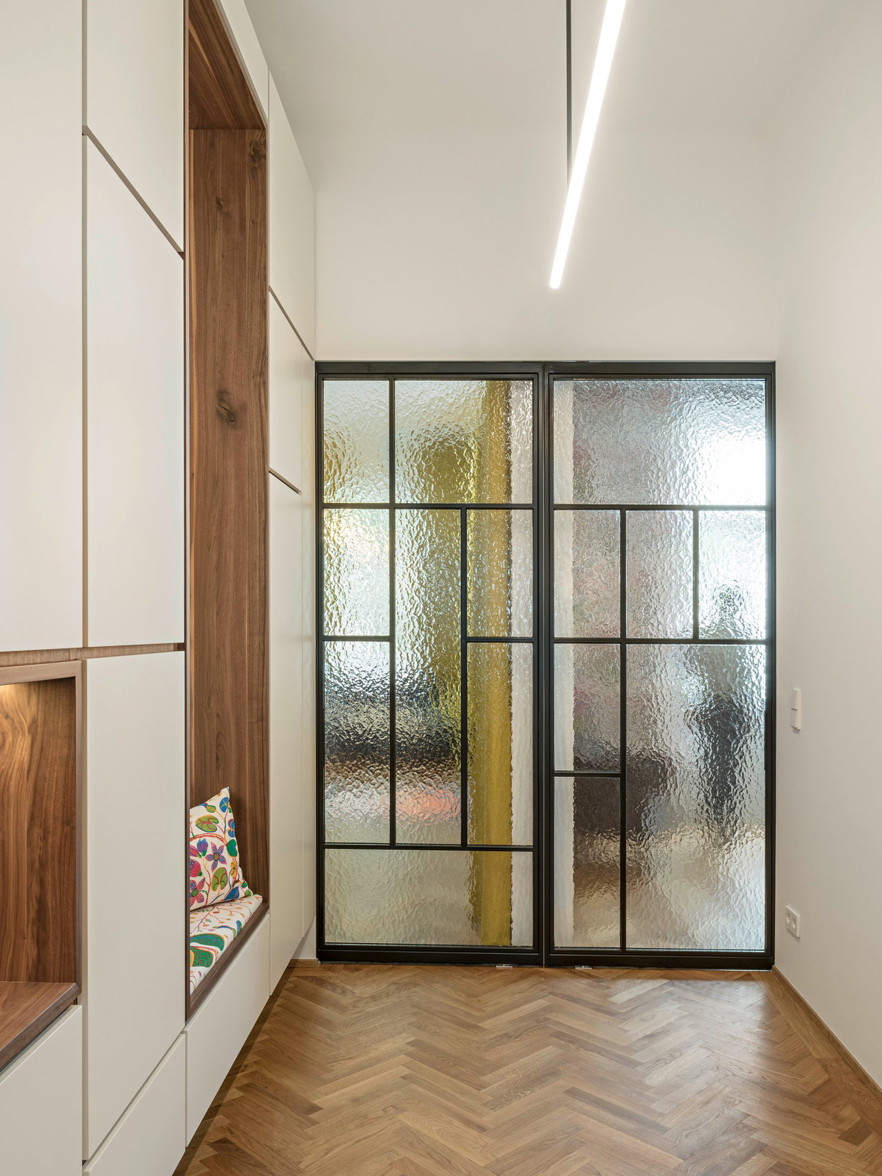 Pivottür aus Stahl und Glas in einem Privathaus in Vienna mit FritsJurgens System One Pivot-Scharniersystem im Inneren