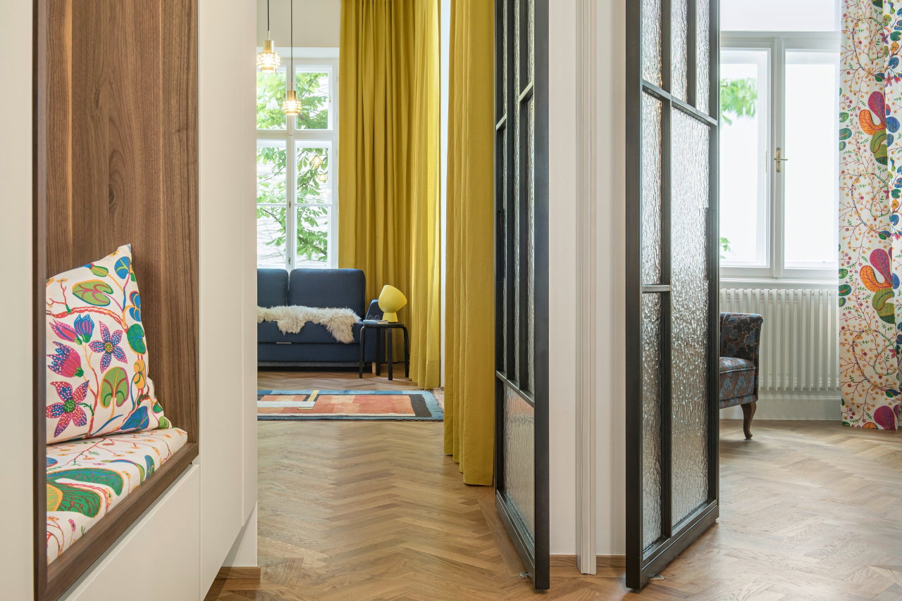 Pivottür aus Stahl und Glas in einem Privathaus in Vienna mit FritsJurgens System One Pivot-Scharniersystem im Inneren