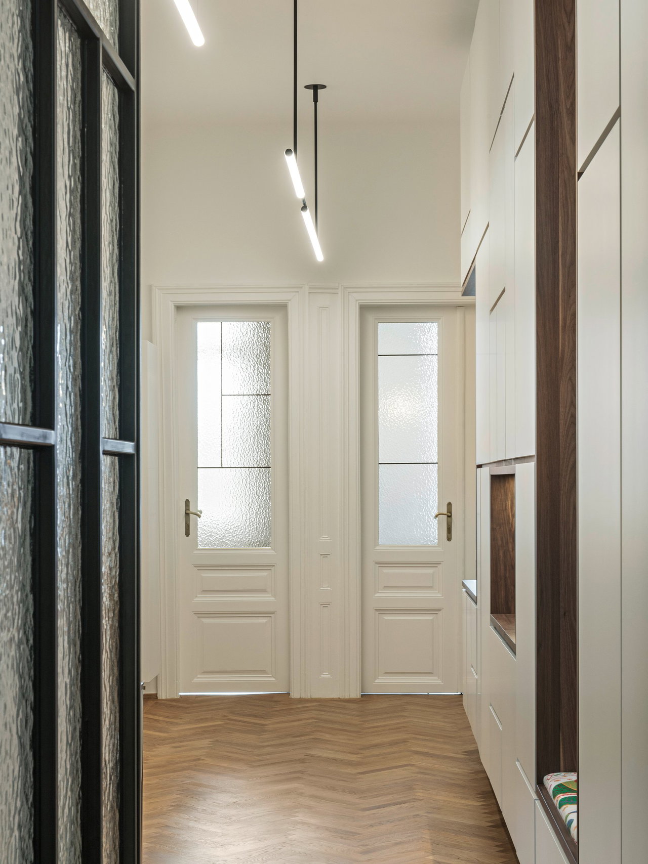 Pivottür aus Stahl und Glas in einem Privathaus in Vienna mit FritsJurgens System One Pivot-Scharniersystem im Inneren
