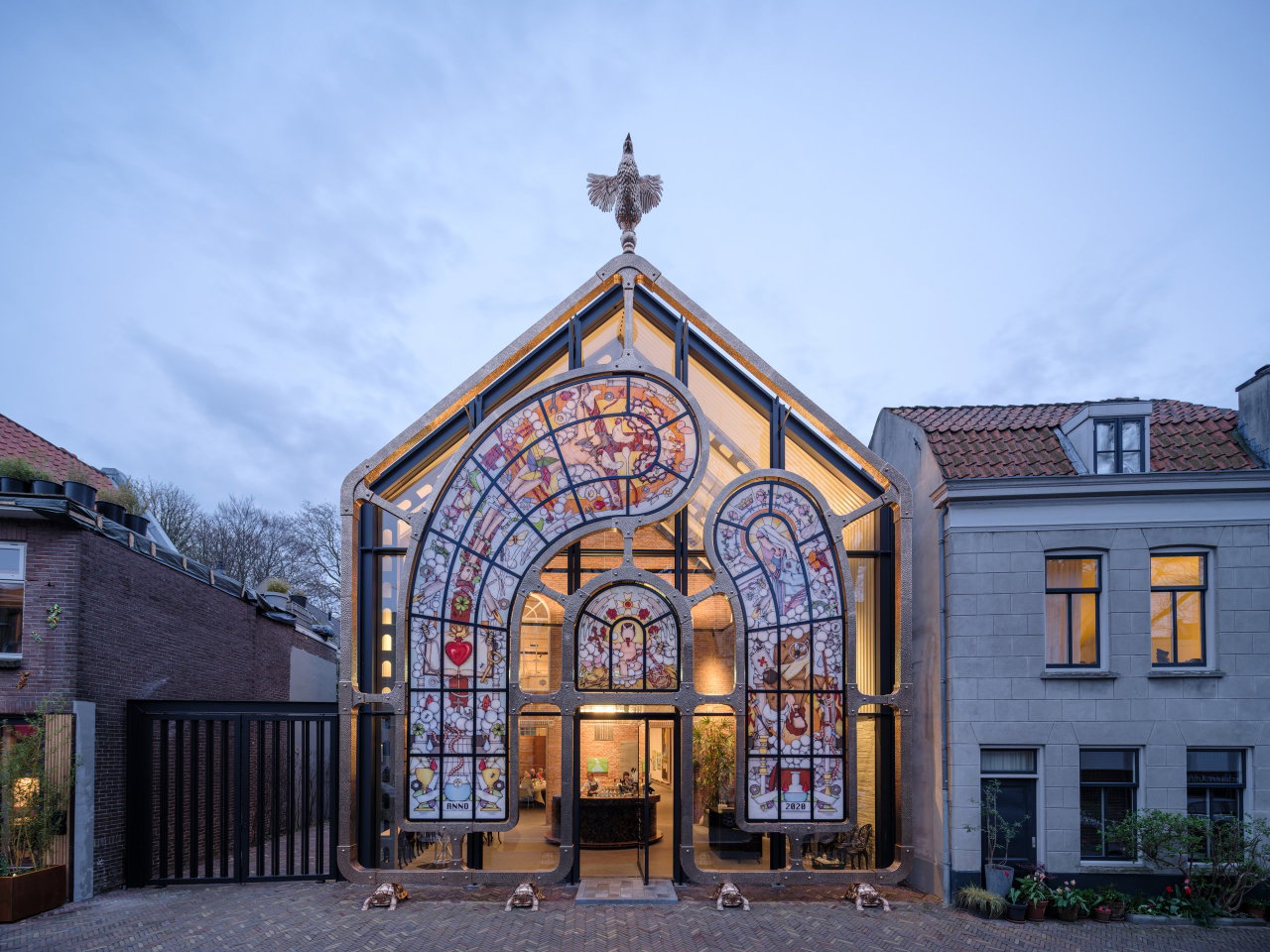 Wooden pivot door in a public building in Dordrecht with FritsJurgens System M+ pivot hinge system inside