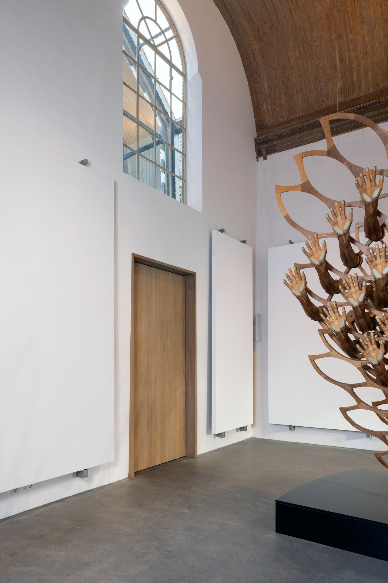 Wooden pivot door in a public building in Dordrecht with FritsJurgens System M+ pivot hinge system inside