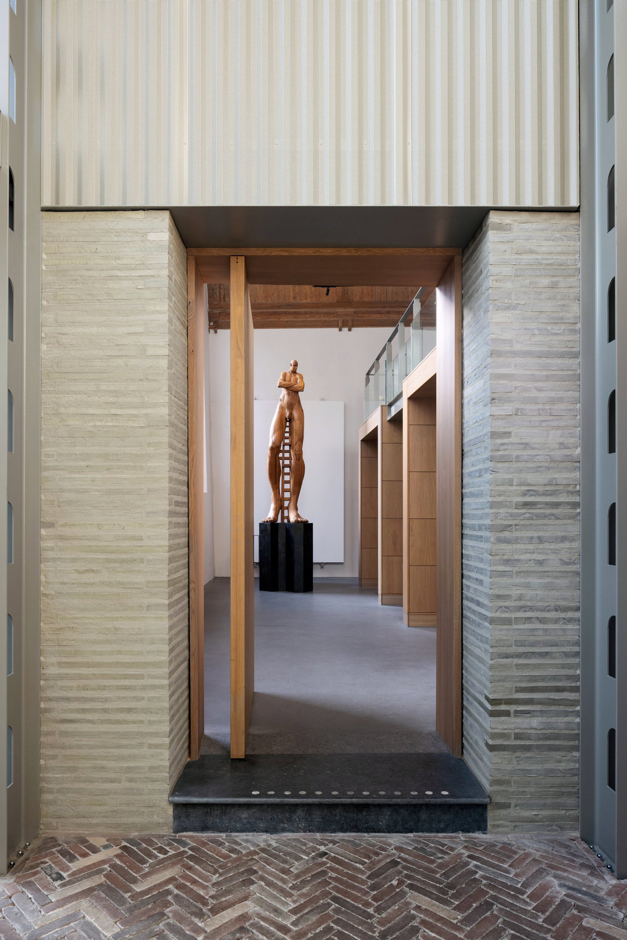 Wooden pivot door in a public building in Dordrecht with FritsJurgens System M+ pivot hinge system inside
