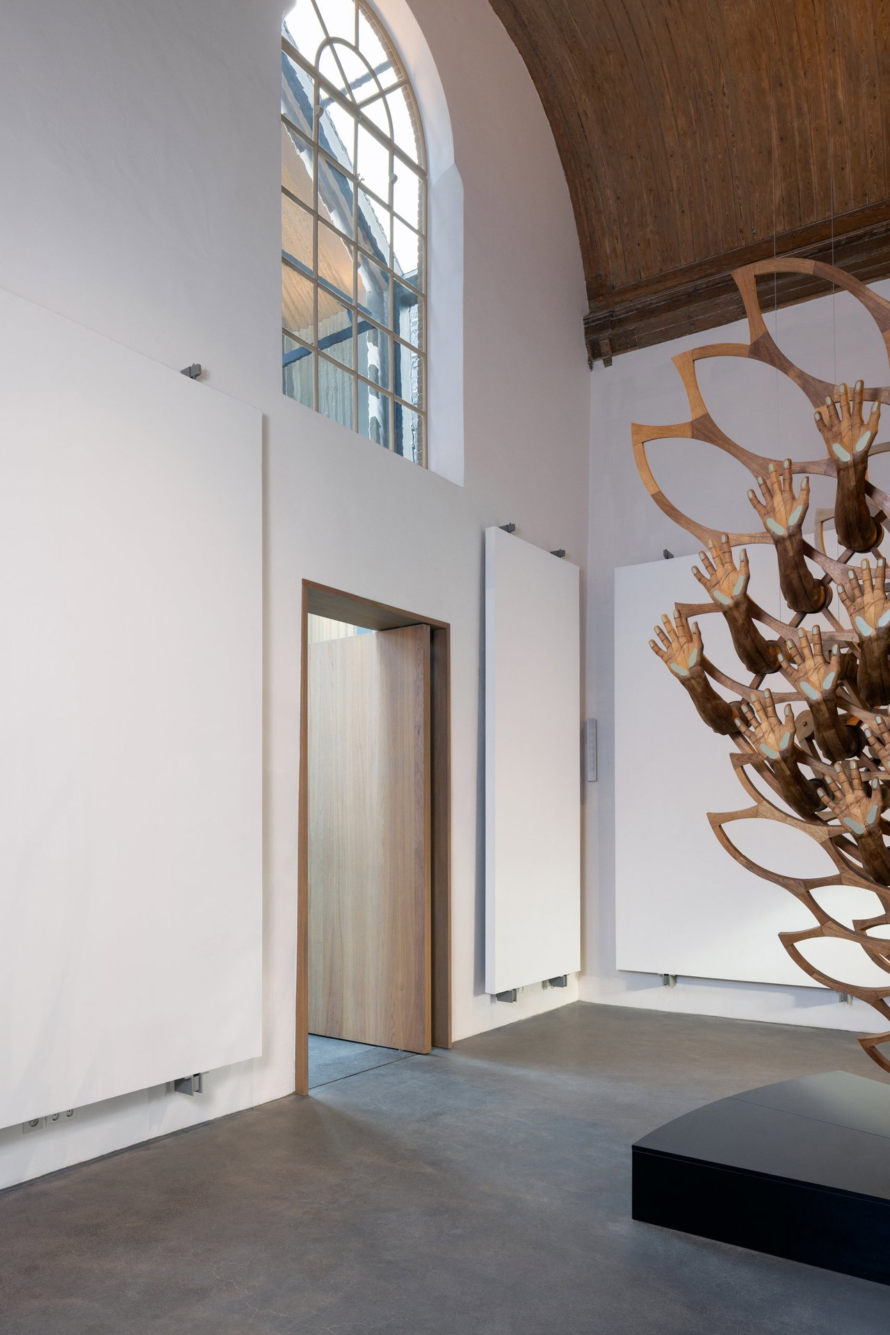 Wooden pivot door in a public building in Dordrecht with FritsJurgens System M+ pivot hinge system inside