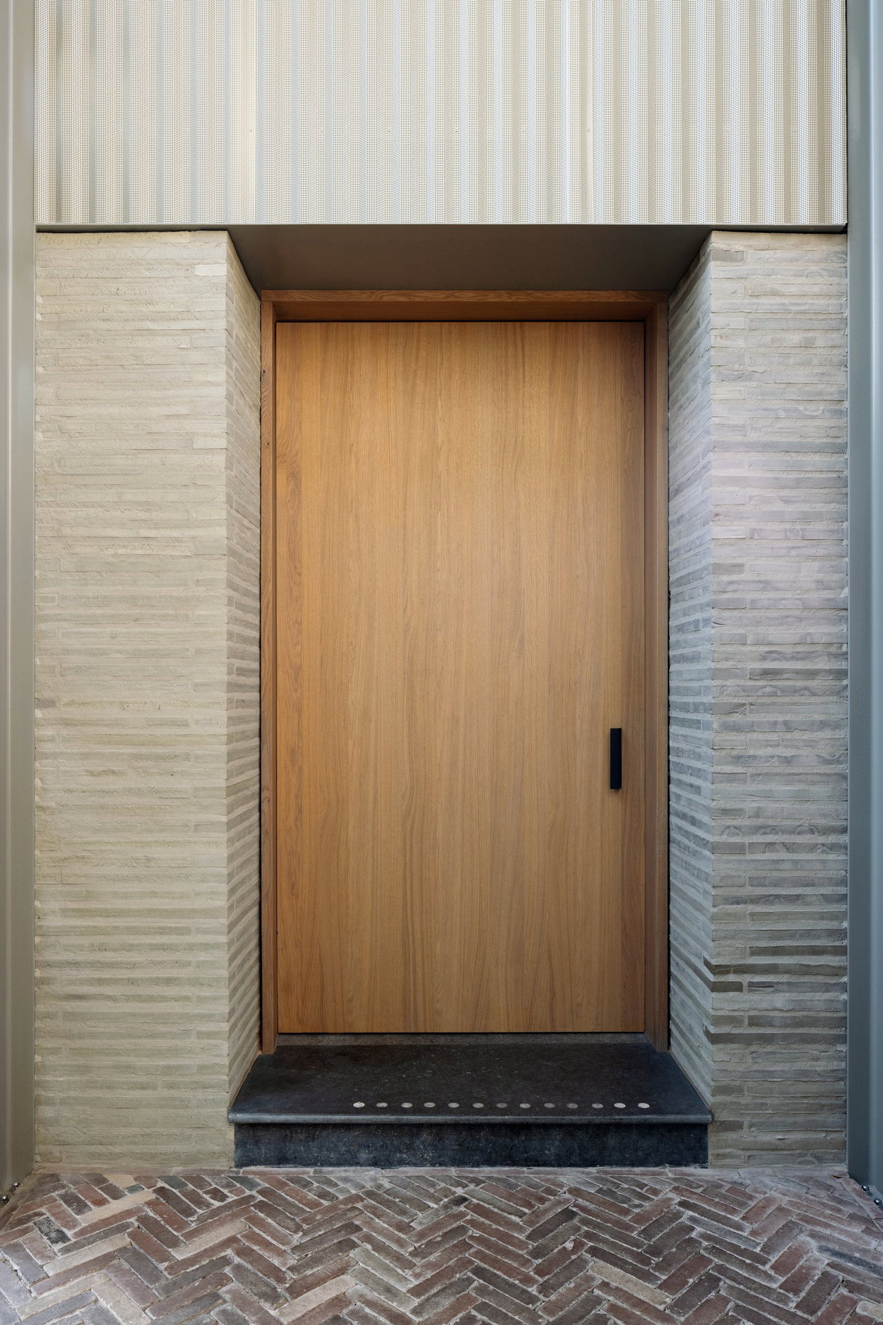 Wooden pivot door in a public building in Dordrecht with FritsJurgens System M+ pivot hinge system inside
