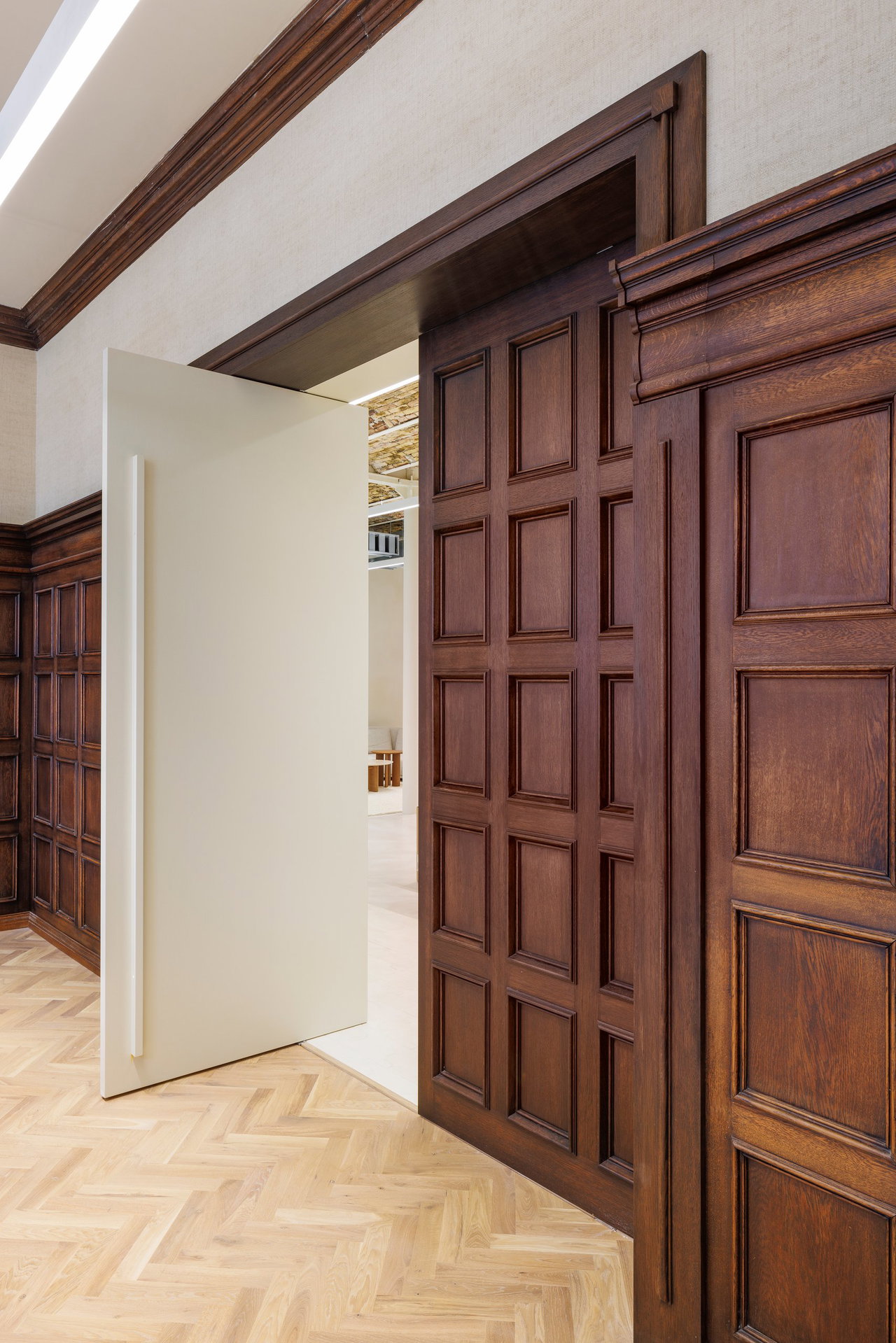 Wooden pivot door in an office in Amsterdam with FritsJurgens System M+ pivot hinge system inside