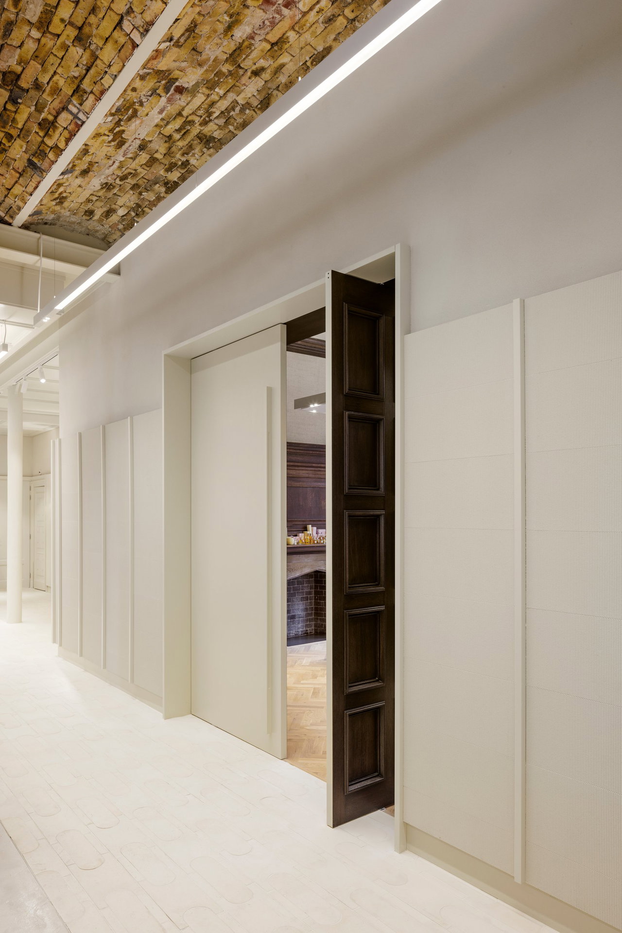 Wooden pivot door in an office in Amsterdam with FritsJurgens System M+ pivot hinge system inside