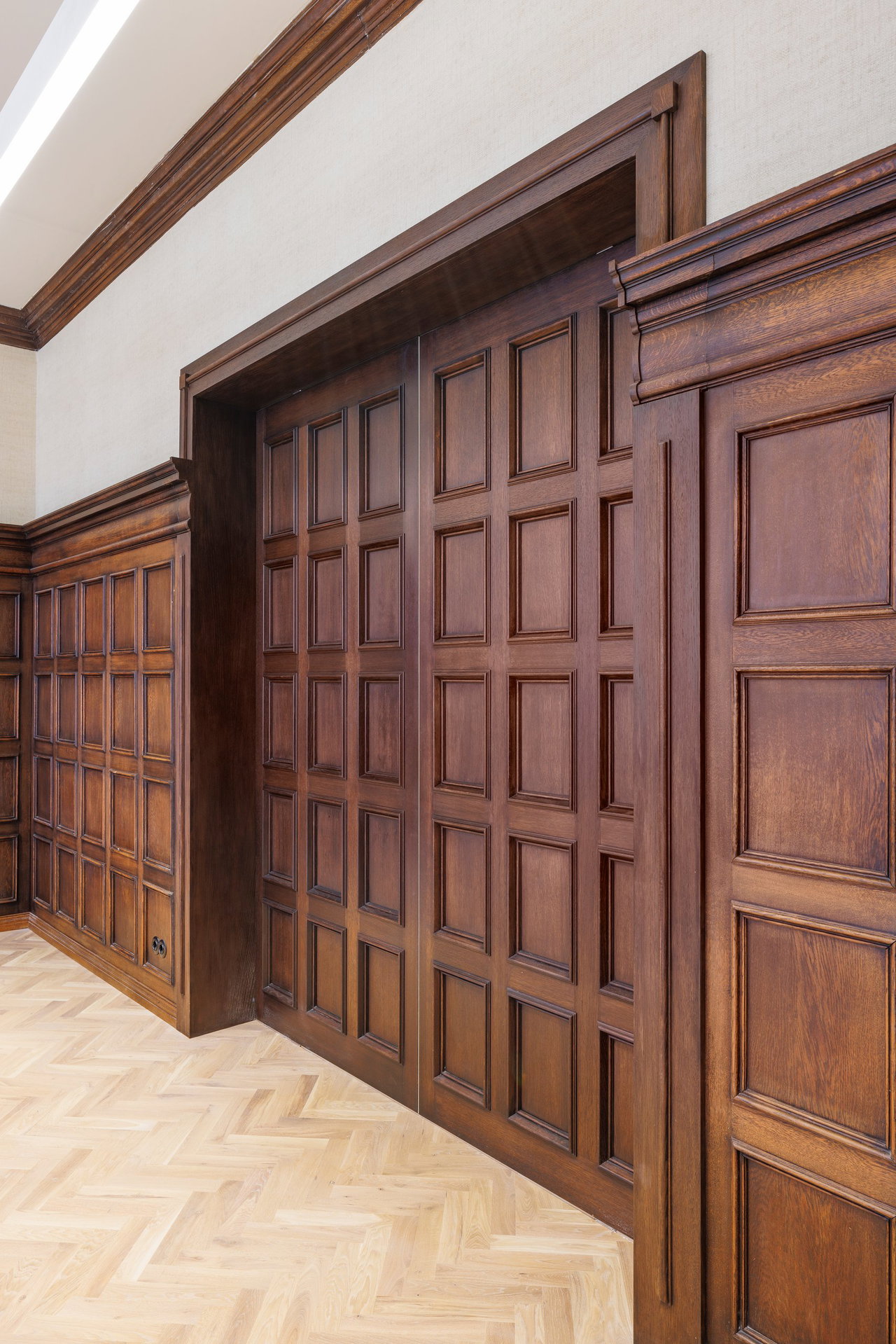 Wooden pivot door in an office in Amsterdam with FritsJurgens System M+ pivot hinge system inside